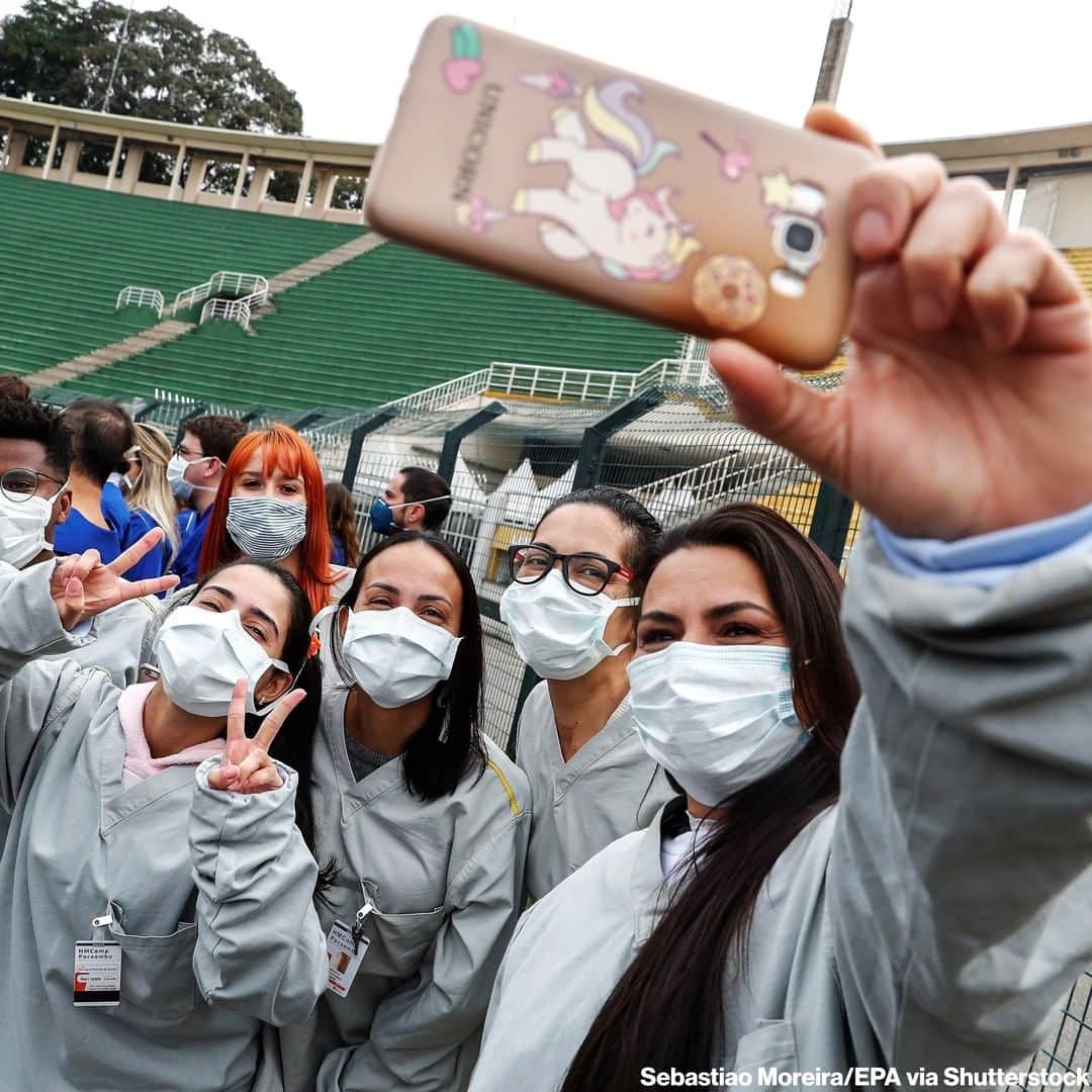 ABC Newsさんのインスタグラム写真 - (ABC NewsInstagram)「Brazilian health care workers pose for photographs as they celebrate the end of operations inside the Campaign Hospital of the Pacaembu stadium in São Paulo.⁣ ⁣ The hospital is able to close due to a slowdown in cases in the city, as opposed to towns in the interior of the country, where the pathogen is advancing. #brazil #coronavirus #covid19」6月30日 6時01分 - abcnews