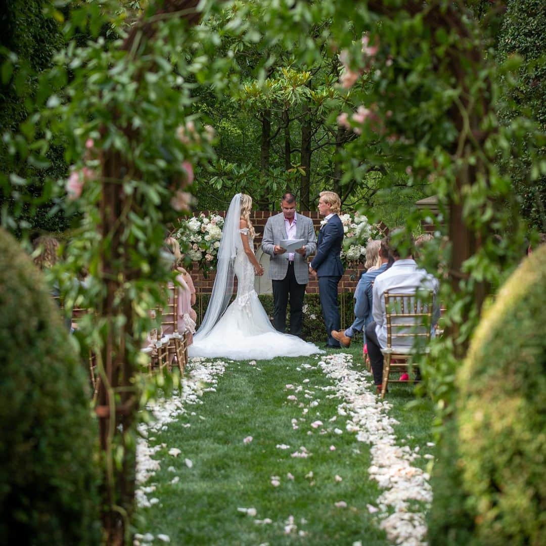 Elise Lobbさんのインスタグラム写真 - (Elise LobbInstagram)「6.27.2020 🤍 due to the virus our wedding plans changed but I got to marry my best friend in my aunt and uncle’s backyard with some of our immediate family and friends. It could’ve not been more perfect!! “A cord of three strands is not easily broken” Ecclesiastes 4:9-12 🤍🤍🤍 I love you Ryan! Can’t wait for lifetime adventures we have ahead of us! 🥰 thank you to everyone who made our day so special! Can’t wait to celebrate with everyone next year! #SingleToDzingel」6月30日 6時18分 - eliselobb