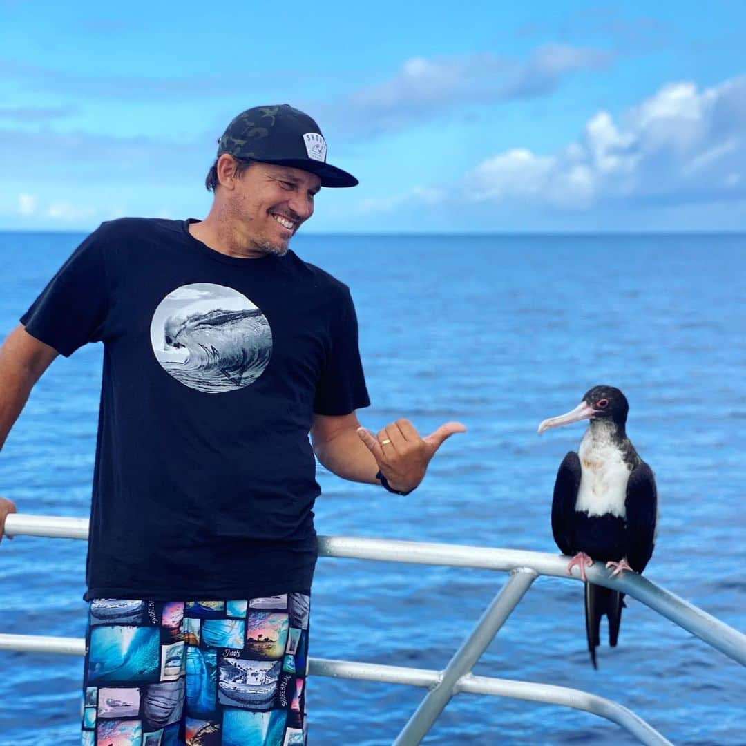 クラーク・リトルさんのインスタグラム写真 - (クラーク・リトルInstagram)「Just straight chilling with da Eva bird today. 🦅🤙🏼 #haleiwa #oahu #northshore #clarklittle 🆑 with @oneoceandiving @juansharks @oceanramsey @lau_z_foto」6月30日 6時25分 - clarklittle