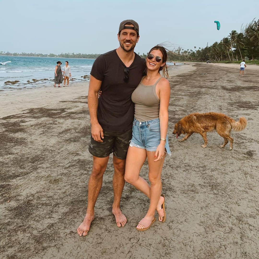 ジョーダン・ロジャースのインスタグラム：「Us on a beach NOW 👉🏼 and THEN 🚨SPOILER ALERT🚨 We get engaged (again) tonight! If you haven’t ever watched our season (like me) THE WHOLE SEASON is re-airing tonight :) and I’ll be providing some fun commentary on my IG stories as JoJo makes out with a bunch of other guys 🙄😂😂」
