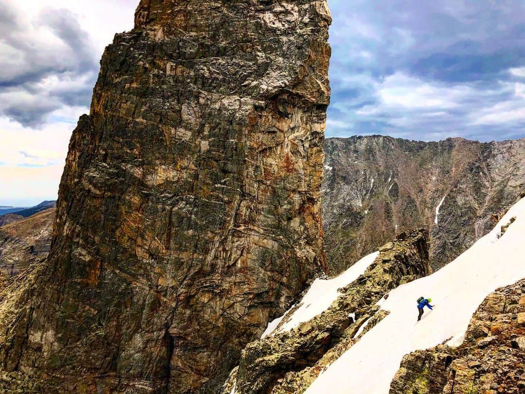 トミー・コールドウェルのインスタグラム：「I’ve been working in getting faster in the mountains lately.  Curious about combining the disciplines of mountain running and climbing. With this mentality climbs that used to be punishing full day endeavors are now just morning jaunts. And if I have a full day I get to link a bunch of features. Thanks being a great adventure buddy @adam_stack.」
