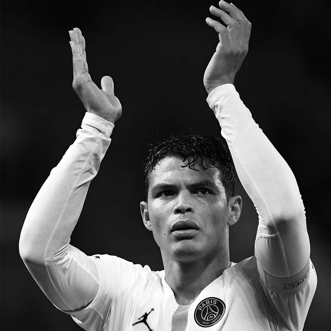 チアゴ・シルヴァのインスタグラム：「🇧🇷 “Eu sou o dono e senhor do meu destino, eu sou o Capitão da minha alma” (William Henley, Invictus). Estou pronto pro combate 💪🏽🔴🔵 🇫🇷 « Je suis le maître de mon destin, je suis le Capitaine de mon âme » (William Henley, Invictus). Je suis prêt 💪🏽🔴🔵 🇺🇸 “I’am the master of my fate, I’m the captain of my soul” (William Henley, Invictus). Ready to rumble 💪🏽 🔴🔵 • • • #ThiagoSilva #CoronaOut #StopCorona #restecheztoi #jesuischezmoi #restezchezvous #fiqueemcasa #fiquememcasa #ficaemcasa #euficoemcasa #stayhome #stayathome #restezalamaison #yomequedoencasa #ParisHome #IciCestParis #ParisSaintGermain #IciCestParis #CampDesLoges #ParcDesPrinces」