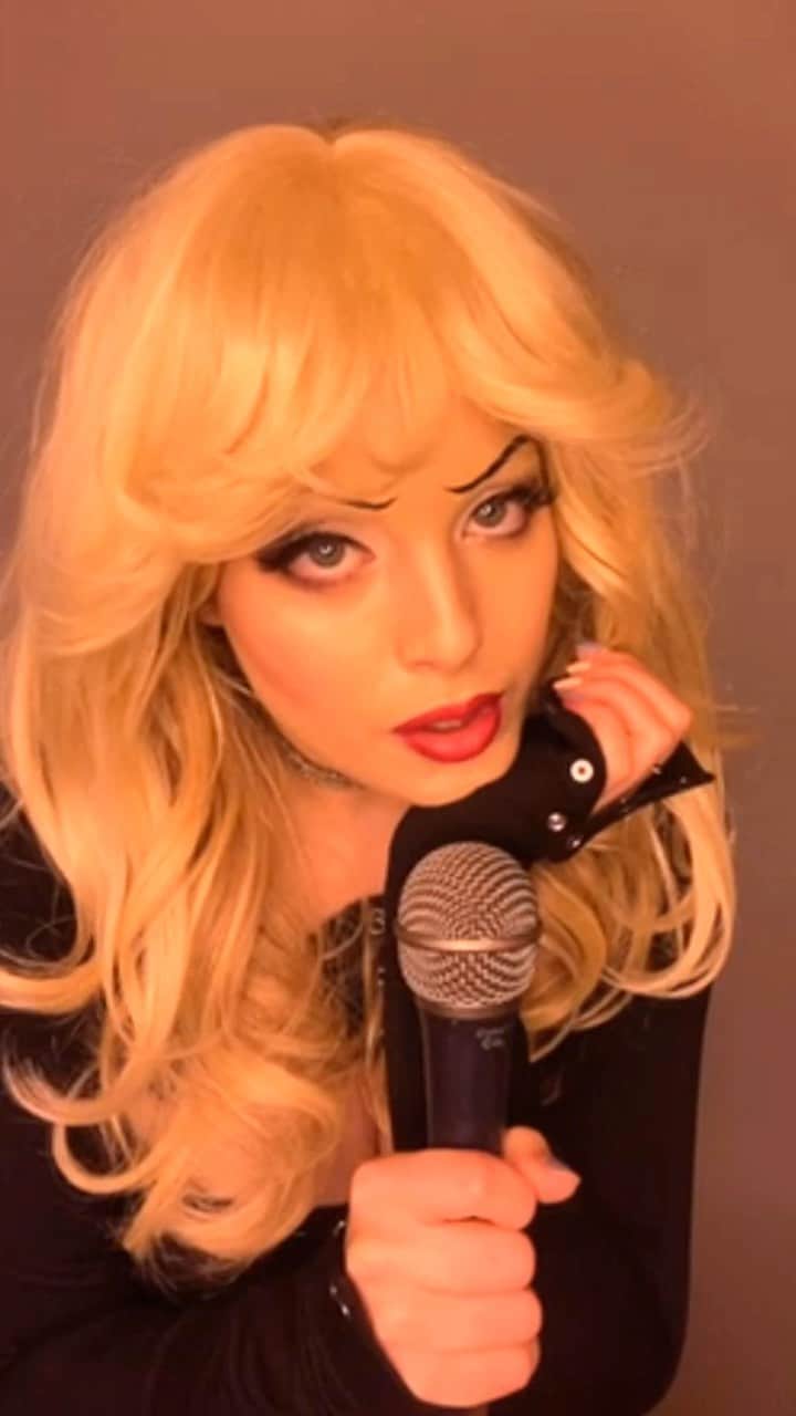 エリザベス・ギリースのインスタグラム：「My favorite song from Hedwig. I wasn’t going to make a video but then I found this wig (in a box, of all places) and took it as a sign. HAPPY PRIDE!! 🌈」