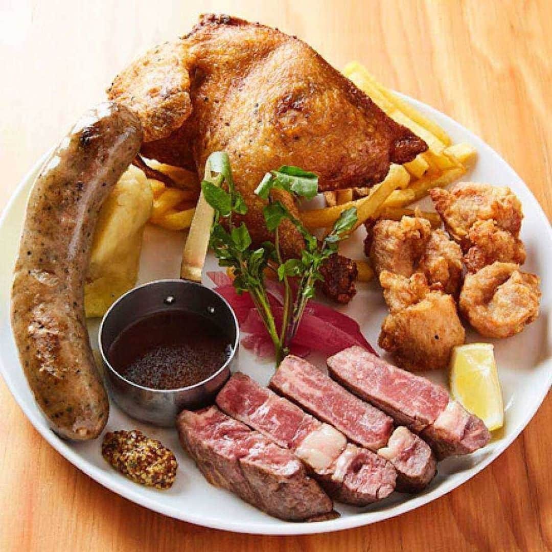 オズモールレストランさんのインスタグラム写真 - (オズモールレストランInstagram)「おうちごはんを満喫🍴 レストランのテイクアウトメニュー ＊	 Ottotto BREWERY 渋谷道玄坂店＠渋谷 ＊ 自家製クラフトビールを始め種類豊富な生ビールを豪快なグリル料理と共に楽しめる「Ottotto BREWERY」から、大人気のお肉のタパスを豪華に盛り合わせしたテイクアウトプランが登場。 さらに今ならポテトフライをサービス！  ＊ 【テイクアウトプラン】 Ottotto肉肉4種盛り合わせ(３～４人前) ・自家製ビアローストチキン ・黒毛和牛ステーキ ・手作りチキン唐揚げ ・オリジナルBIGソーセージ ＊ 店名：Ottotto BREWERY 渋谷道玄坂店 住所：東京都渋谷区道玄坂2-25-15 福田ビル1階 アクセス：東京メトロ半蔵門線、副都心線、銀座線渋谷駅A2出口より徒歩3分　東急田園都市線、東横線渋谷駅A2出口より徒歩3分　JR山手線渋谷駅ハチ公口より徒歩5分  詳しくは店舗名+OZmallで検索！  テイクアウト特集はプロフィールURLより @ozmall_restaurant  #おうちグルメ #おうちでごはん #おうちめし #テイクアウト #テイクアウトグルメ #テイクアウトを楽しもう #OZのテイクアウト #ozmall #オズモール #OZグル　#レストラン #グルメ  #グルメ好きな人と繋がりたい」6月30日 7時00分 - ozmall_restaurant