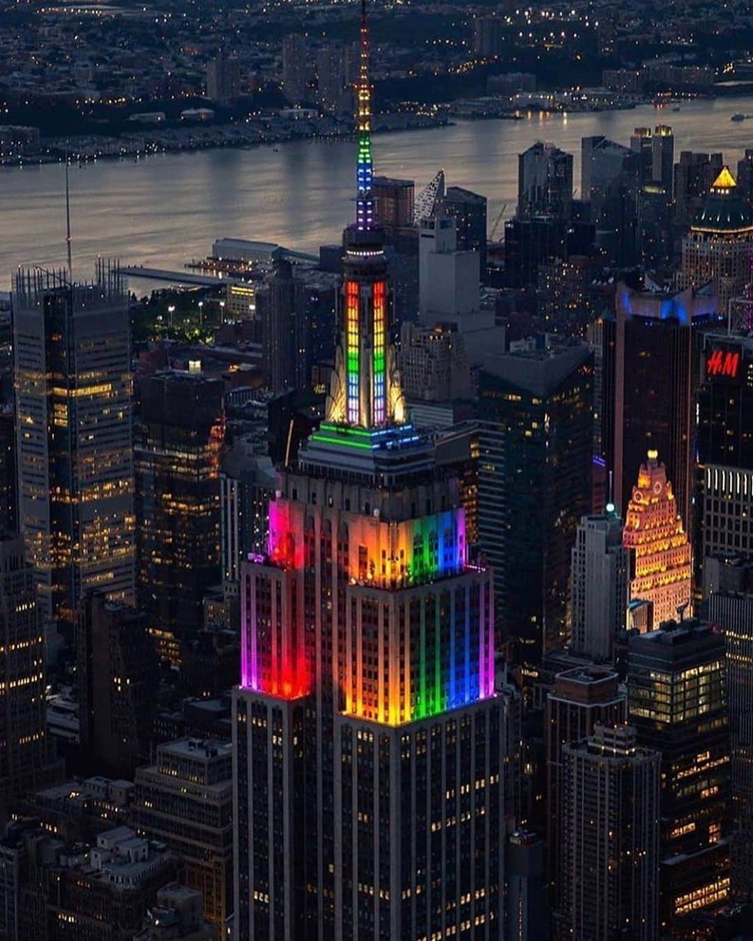 ブライアンアトウッドさんのインスタグラム写真 - (ブライアンアトウッドInstagram)「Radical Inclusion 🌈  #love #pridemanifesto It was a magical weekend that ended with a double rainbow over the city!!! Can’t get better than that. Xxx」6月30日 7時04分 - brian_atwood