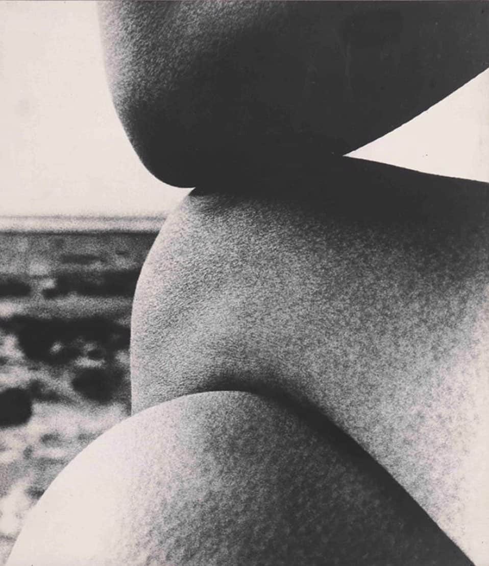 レベッカテイラーのインスタグラム：「In repose, via @hepworthwakefield」