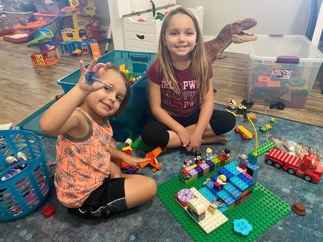 マット・ジャクソンのインスタグラム：「Kiddos built the Slip ‘N Putt course from @holeymoleyabc. Huge fans!」