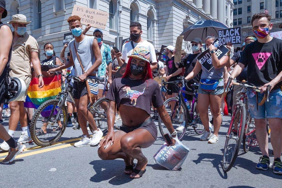 Vogueさんのインスタグラム写真 - (VogueInstagram)「This year, queer and trans activists of color provided an alternative vision of #Pride in which LGBTQ+ identity was a source of shared outrage and activism, not a branding opportunity for corporations. From a rally for Black trans lives that drew over 15,000 to the Brooklyn Museum to a Dyke March event that reorganized itself as a Juneteenth march, this year’s #Pride centered space for the voices that are so often drowned out of the LGBTQ+ movement despite having literally built it. Tap the link in our bio to see and read more. Photographed by @ianreidianreid」6月30日 7時21分 - voguemagazine
