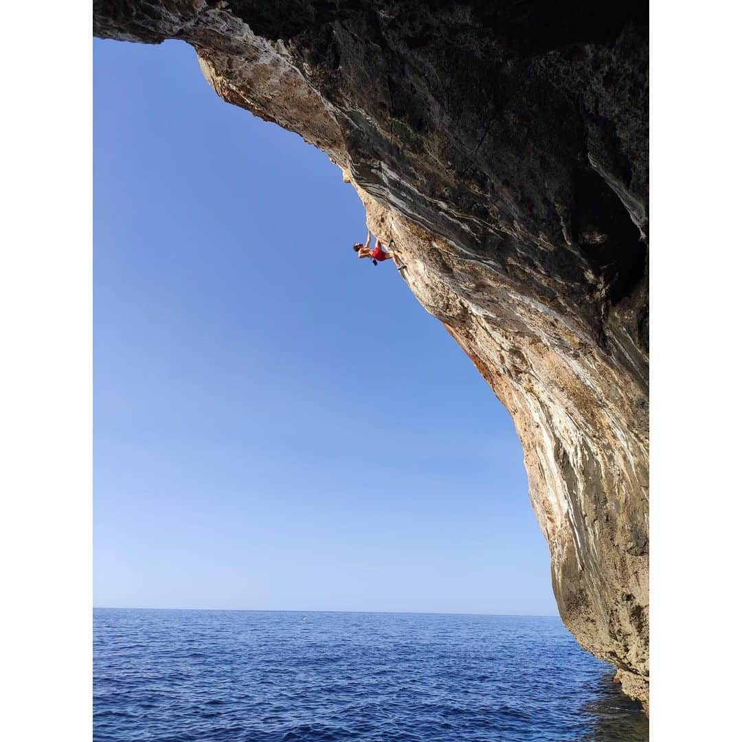 クリス・シャーマさんのインスタグラム写真 - (クリス・シャーマInstagram)「A few amazing days back in Mallorca.  So good to play on the walls and in the water with @pol_roca  We scoped and tried some amazing new difficult lines but more so it was just so good to be back and flow on the rock and water. It was great to connect with my Mallorcan family @rockandwatermallorca @antonicolom #paquito and remember our dear friend #miquelriera 🙏🙏🙏 This place always fills me with calm beauty and power .  #psicobloc forever 🤙💪🙏 @tenayaclimbing  @prana  @sharmaclimbing」6月30日 7時28分 - chris_sharma