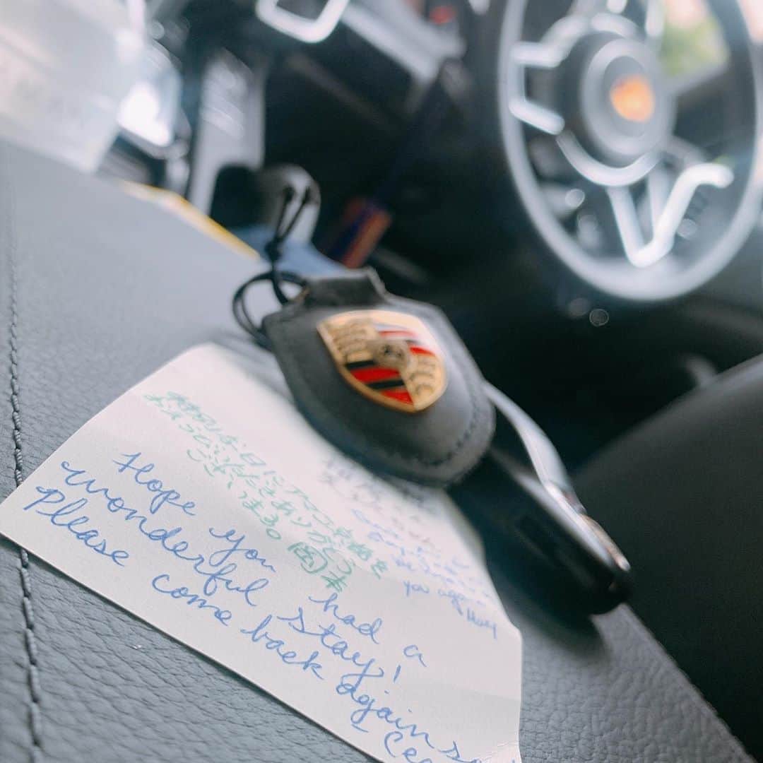 のインスタグラム：「帰り際、車の鍵を受け取るとたくさんの心温まるメッセージが💌  最後は広い敷地内をゆっくり案内して頂いて1時間ほど森林浴🌿  前はこの場所は西陣織の美術館になる予定だったらしく、先代がひとつづつあらゆる所から集めた石や貴重な石像、中には小野妹子の飛鳥時代のものもあるらしくて歴史や色んな思いを感じながら歩くとワクワク＾＾  蝶🦋やとんぼ、あめんぼ、カエル🐸、たくさんの昆虫が見れて興味津々なSだけど、ヘビ🐍が出てきたときはビックリして逃げ回る姿が面白かった😂  普段は外国からのお客様が9割とのことで、今は人が少なくて手厚いホスピタリティーにも感動👏  自然のエネルギーと家族でゆっくり過ごせてたっぷり充電できたからまたがんばろう(*^^*)  連れてきてくれてありがとう♡  #ks_20✨ #ks_kyoto✨ #京都　#アマン　#アマン京都　#aman #amankyoto #京都旅行　#京都観光　#和モダン　#ケリーヒル　#S⭐️_ #M🍒_  #s⭐️m」