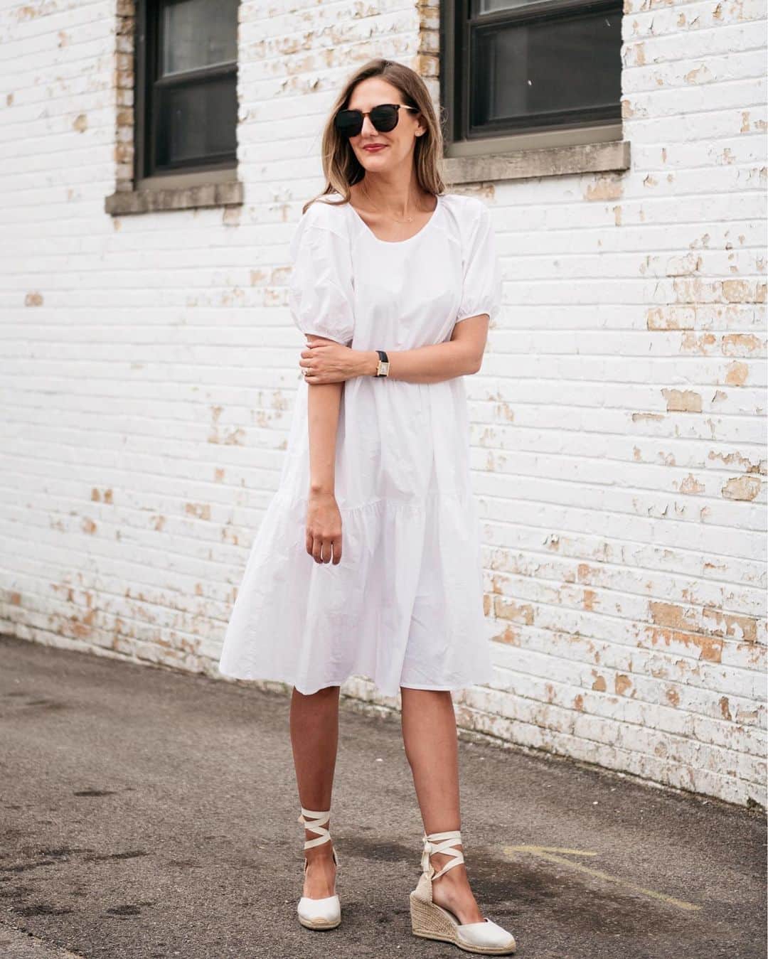 Anna Jane Wisniewskiさんのインスタグラム写真 - (Anna Jane WisniewskiInstagram)「Wanted on very humid days: oversized dresses that merely skim the body and slow for a nice breeze underneath. This @everlane dress, along some others, will be on the blog tomorrow! I’m such a jeans girl but honestly can’t remember the last time I put on a pair. Dresses all the way right now!⁣ ⁣  http://liketk.it/2RpeM #liketkit @liketoknow.it 📸 @ironandhoney #partner」6月30日 7時30分 - seeannajane