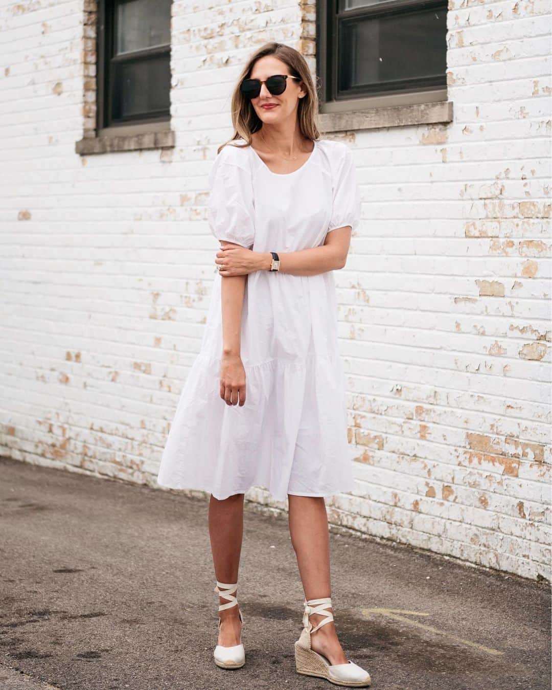Anna Jane Wisniewskiのインスタグラム：「Wanted on very humid days: oversized dresses that merely skim the body and slow for a nice breeze underneath. This @everlane dress, along some others, will be on the blog tomorrow! I’m such a jeans girl but honestly can’t remember the last time I put on a pair. Dresses all the way right now!⁣ ⁣  http://liketk.it/2RpeM #liketkit @liketoknow.it 📸 @ironandhoney #partner」