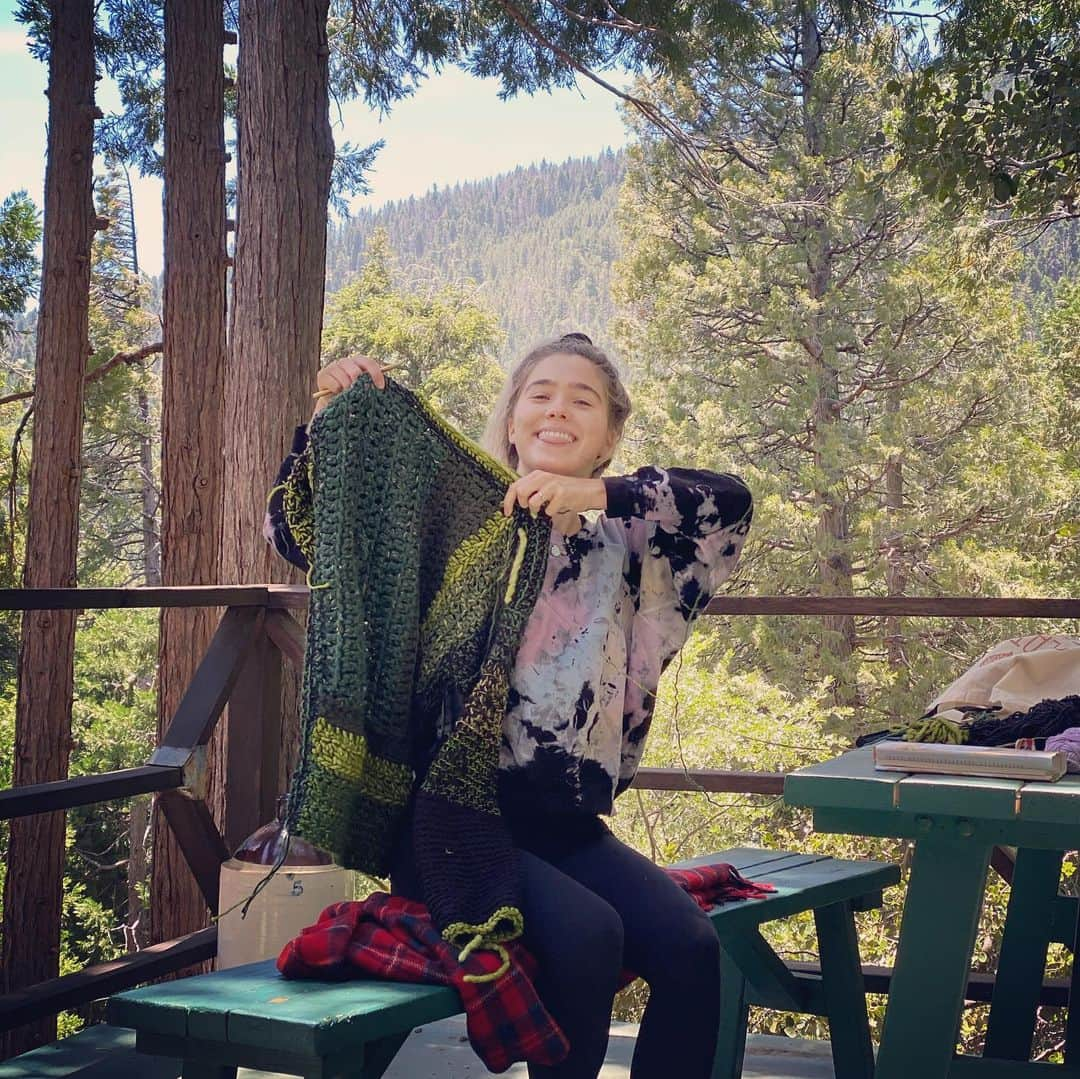 キーガン・アレンさんのインスタグラム写真 - (キーガン・アレンInstagram)「So grateful to @hookedbyhaleylu for crocheting 🧶 a bespoke sweater of all my favorite forestry colours. It took her months of careful craftsmanship and miles of yarn to finish it. Now, it’s an everlasting hug I can wear. Your talent is endless. Love you Haley 🌳 so much.」6月30日 7時48分 - keeoone