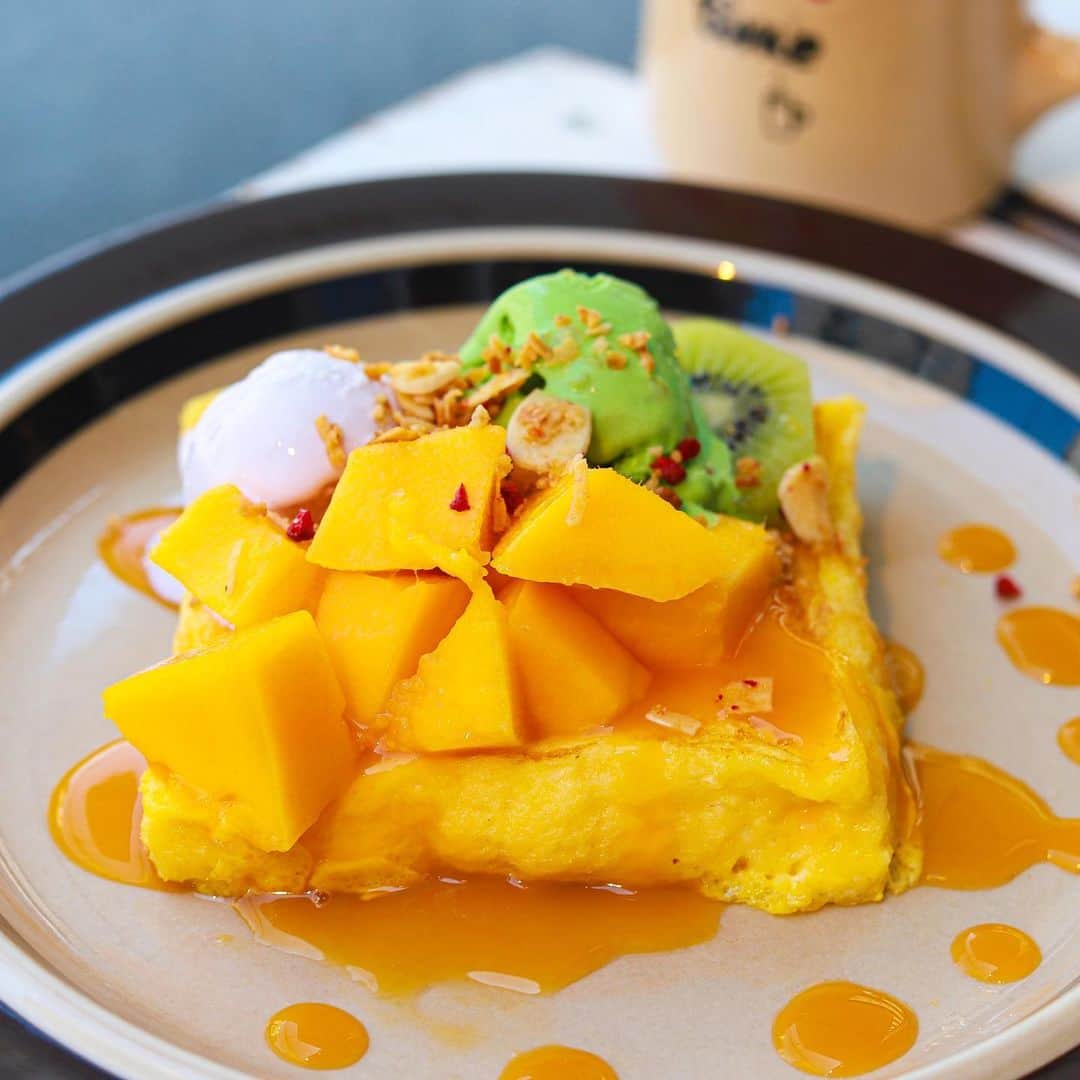 きょん。さんのインスタグラム写真 - (きょん。Instagram)「.  .  Cafe CREDO @cafecredo  履いている靴がもし スリッパだったら 家のベランダかと 錯覚できちゃうくらいに ラフに過ごせる場所。  完熟マンゴーを 絡めたフレンチトーストを 朝食に。  #cafecredo #breakfast#coffee」6月30日 7時43分 - kyon_tokiiro