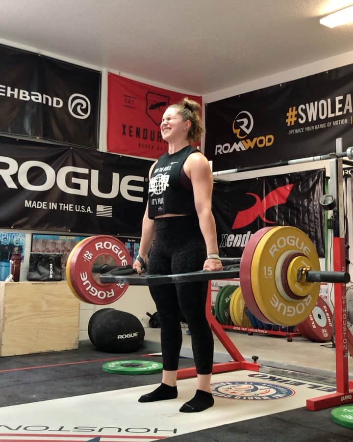 マッティ・ロジャーズのインスタグラム：「Just some Monday stuff & things. Weird times when triples start to feel like a break compared to the other sets. This FAT ASS @roguefitness trap bar is an actual monster, I just count it as 25kg even though it’s heavier bc #extracredit (& also easier counting). Feeling like this ol body is adapting quite well to this volume & technical work- - - ALSOOO after many requests, I made a video on how to re-rack the bar without destroying yourself. It’s up on me YouTube :) (if you need any more convincing, killer is in it)」