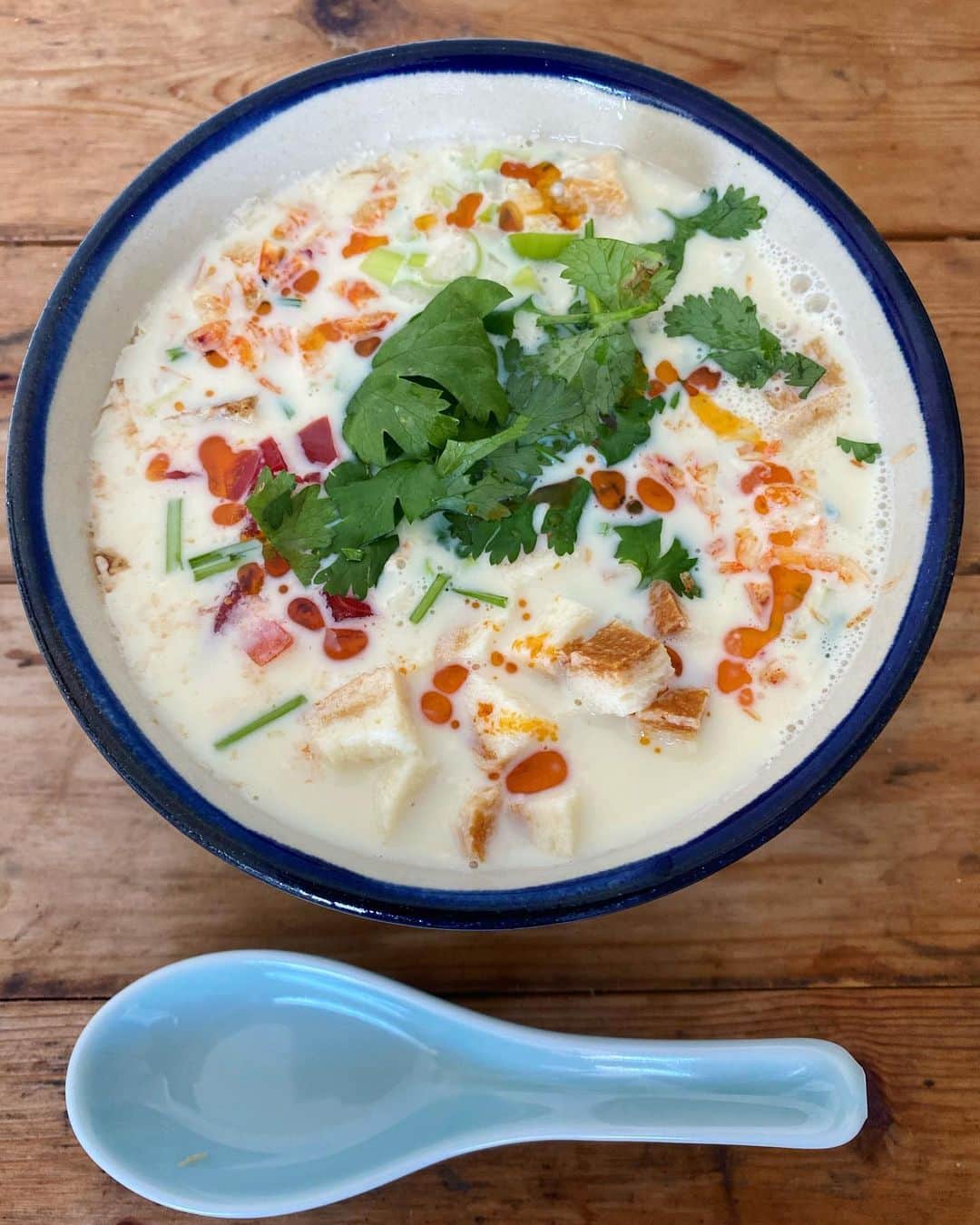 クボタマサヒコのインスタグラム：「🍲おはようございます 今日もがんばりましょう  「クボタ食堂風 シェントウジャン」レシピをnoteにアップしました。(プロフィールリンクから読めます)  #シェントウジャン #鹹豆漿 #台湾 #🇹🇼 #早餐 #朝ごはん #レシピ #うちごはん #自炊 #クボタ食堂 #note」