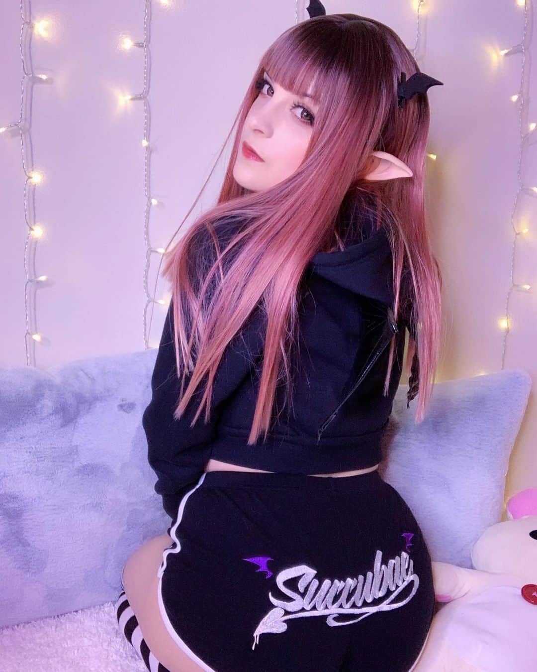 Tessaさんのインスタグラム写真 - (TessaInstagram)「I still have so many of these Lounging Succubus set from last month to post! So here’s a couple.🖤👀💖」6月30日 7時46分 - hiso.neko