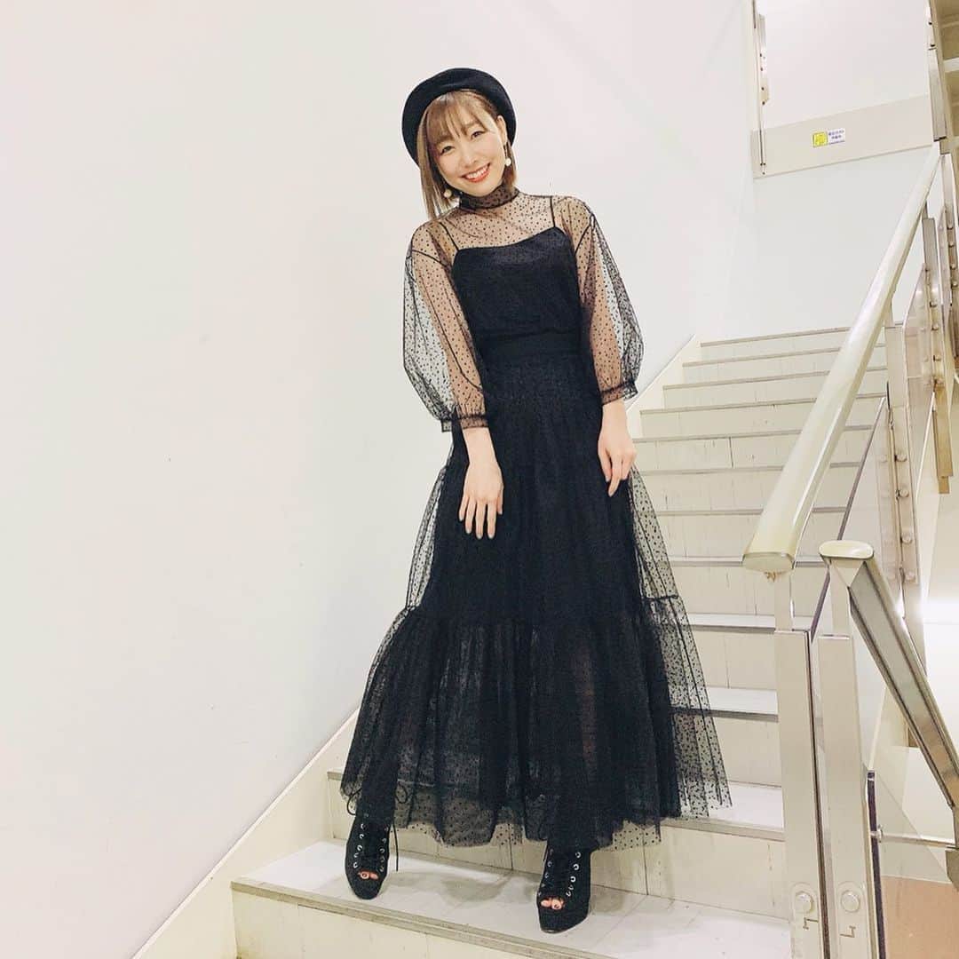 須田亜香里さんのインスタグラム写真 - (須田亜香里Instagram)「衣装はテッパンいただきますでいじられたアメリカの葬式帰りコーデ😂 でも好評でよかった🤣  6/30(火) 💙【#テッパンいただきます】 関西テレビ系列 22:00〜 めちゃくちゃ面白いです。みてね。 . 💛【#相席食堂】 朝日放送 23:17〜 香川ロケ後編 前編はTVerにて配信中 本当にいろんな人から観たよ！爆笑した！と いつになく反響がすごい…😳 . 🧡【#ske48バズ】 @ske48buzz  東海テレビ 24:25〜 放送後はロキポで配信あります . 💚【#bombere】 メ〜テレ  24:53〜少し出るみたい！ . 写真はテッパンいただきますの全身写真。 珍しいブラックコーデ。 そして大好きなベレー帽を被せてもらったの🥰 靴がブーツとサンダルの間みたいなデザインで可愛かった！奥田さんスタイリング！ ネイルは山田さんのを借りたよ！ #ブラックコーデ #シースルー #ベレー帽 #アイスブルー #セルフネイル」6月30日 7時48分 - akarisuda