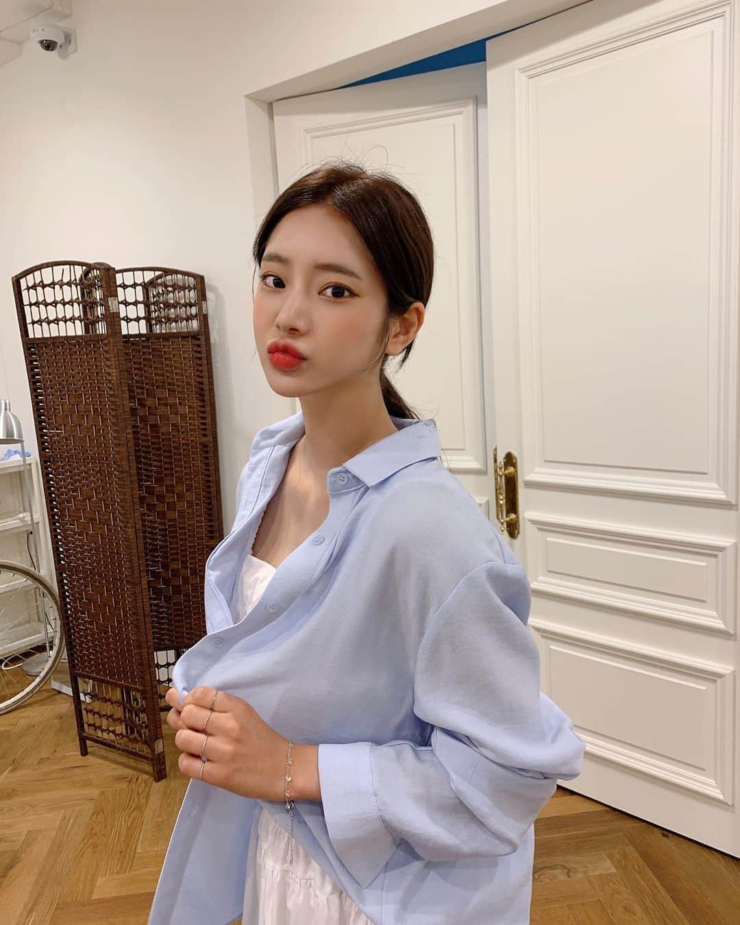Chuuのインスタグラム：「여름에도 시원하게 입기 좋고, 비오는 날 쌀쌀해지니 살짝 걸쳐입기에 너무 좋은 제작 셔츠가 나와요!  다음장으로 넘기면 영상 있습니댜🙋🏼‍♀️✨」