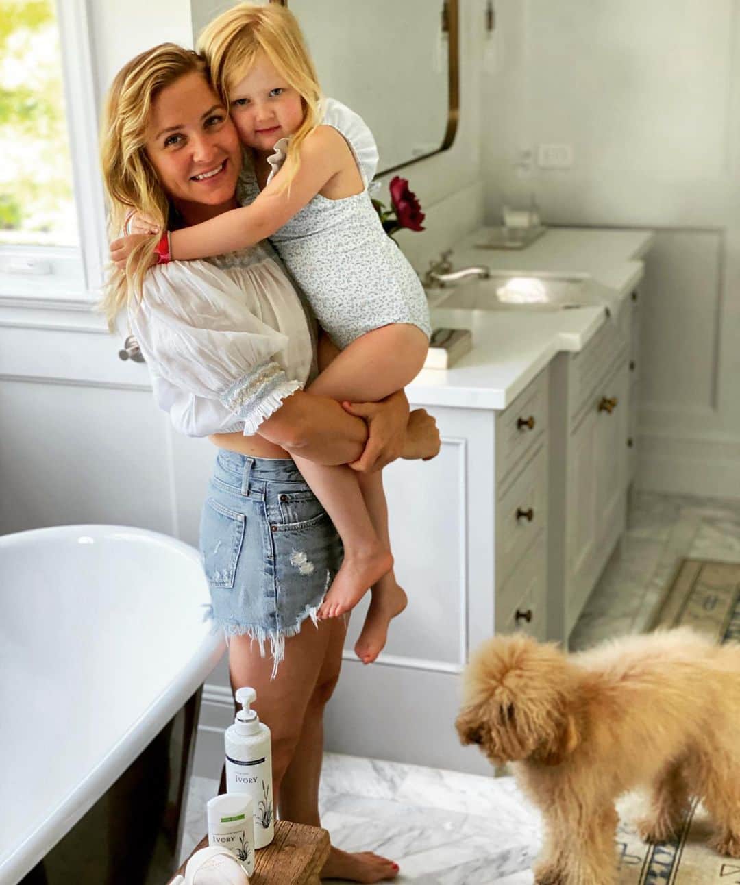 ジェシカ・キャプショーのインスタグラム：「Bath time...is the best time!! Sometimes it’s a necessary cleaning situation and sometimes it’s a lounge around, tell stories and read books while in the bath situation. However it’s being served up it’s one of our favorite times. I was elated to see that @ivorysoap has a beautiful NEW line of Moisturizing Body Washes and Gentle Deodorant that are free of the stuff I’m trying to avoid. The deodorant is made without aluminum AND baking soda and the body washes are free of dyes, parabens & phthalates,  which makes for a genuinely CLEAN bath. Both products are available at Walmart- click the link in my bio to shop! #ivorypartner」