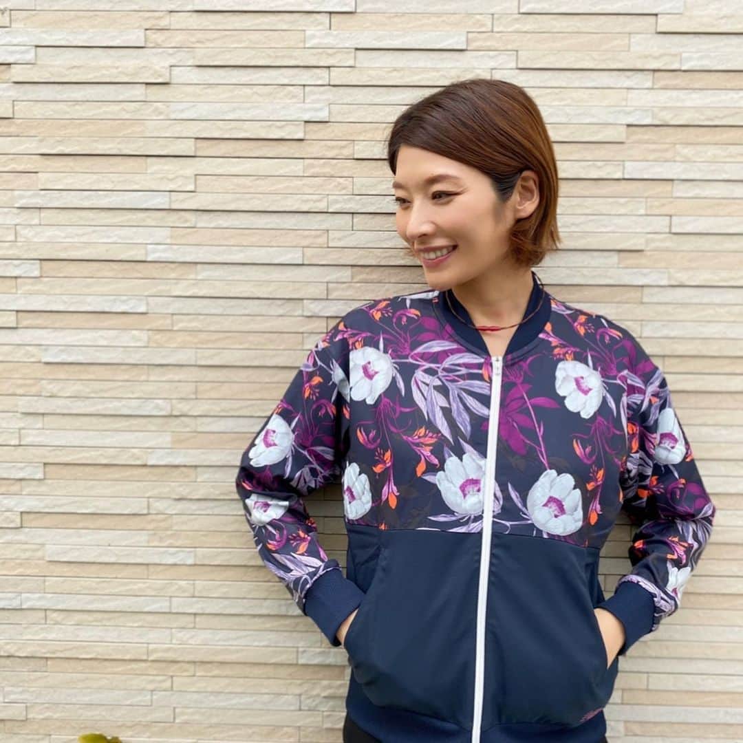西谷綾子のインスタグラム：「✴︎ @newbalance  軽くて柔らかい生地でサラッと着れる☺️ なんて可愛いデザインと色合いなのーー😍❣️ キュンキュン💓 ・ ジョギングの時だけでなく ウォーキング、フィットネス、旅行、カジュアルに✨‼️ どんなシーンでもピッタリ🥳  #newbarance #5way #jogging #walking #fitness #travel #casual #fashion #style #coordinate」