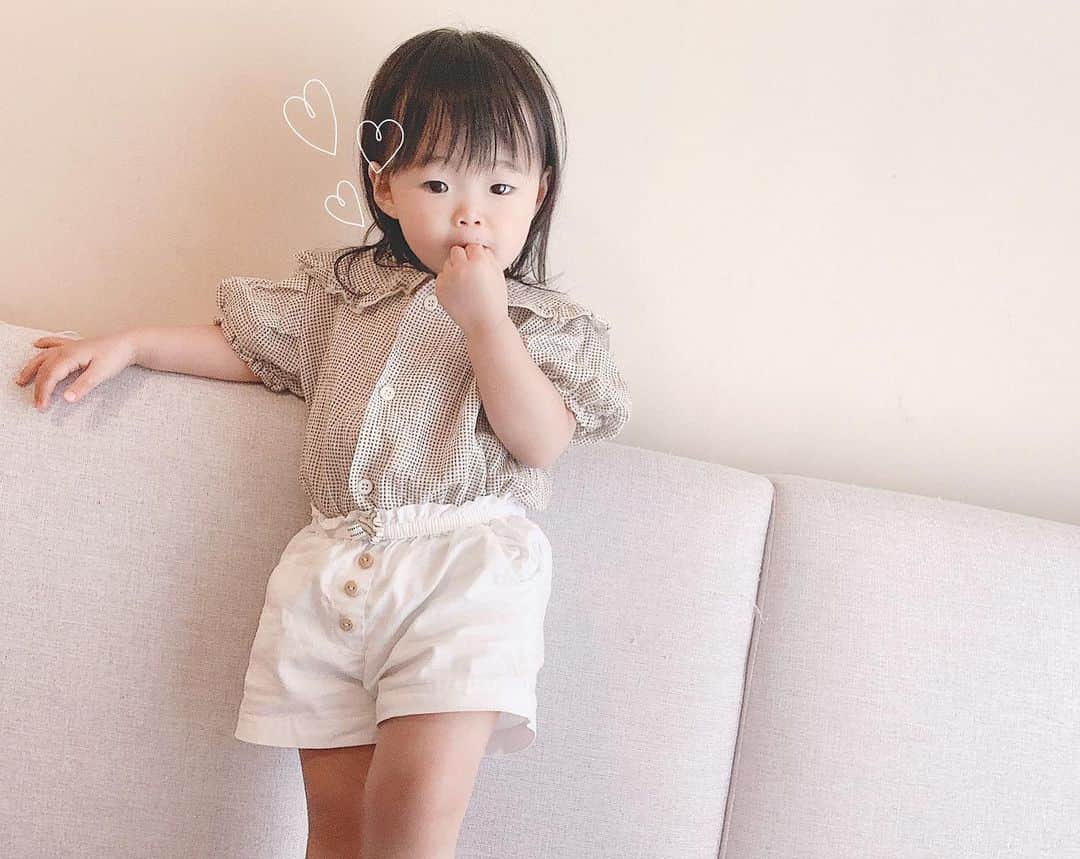 さっぴちゃんのインスタグラム：「... ... 𝐚𝐤𝐚𝐫𝐢 𝐜𝐨𝐝𝐞 👧🏼🎀... ... . . いっちょまえにモデルポーズをしている様に 見えますが、実はじゃがりこ食べてます𓂂🥔(笑) . 👨🏽の先輩が子ども服のお店を始めたとの事で あかりも可愛いお洋服をゲット〜♡♡♡ . ナチュラルテイストの、お洒落なお洋服が 沢山あるのでぜひぜひ皆様も覗いてみて下さい♡ . @suqsuq_official . . それにしても、動き回るから子どものコーデの 写真撮るのって本当に大変ね🤔 . 赤ちゃんの時は沢山撮れてたけど、今は動画が メインになりつつある🎬❤︎ . あ、頭に巻きつけてるのはとっても適当に クリップでくっつけた、おもちゃです🧸🎀(笑) . . ………………………………(♡)……………………………… .」