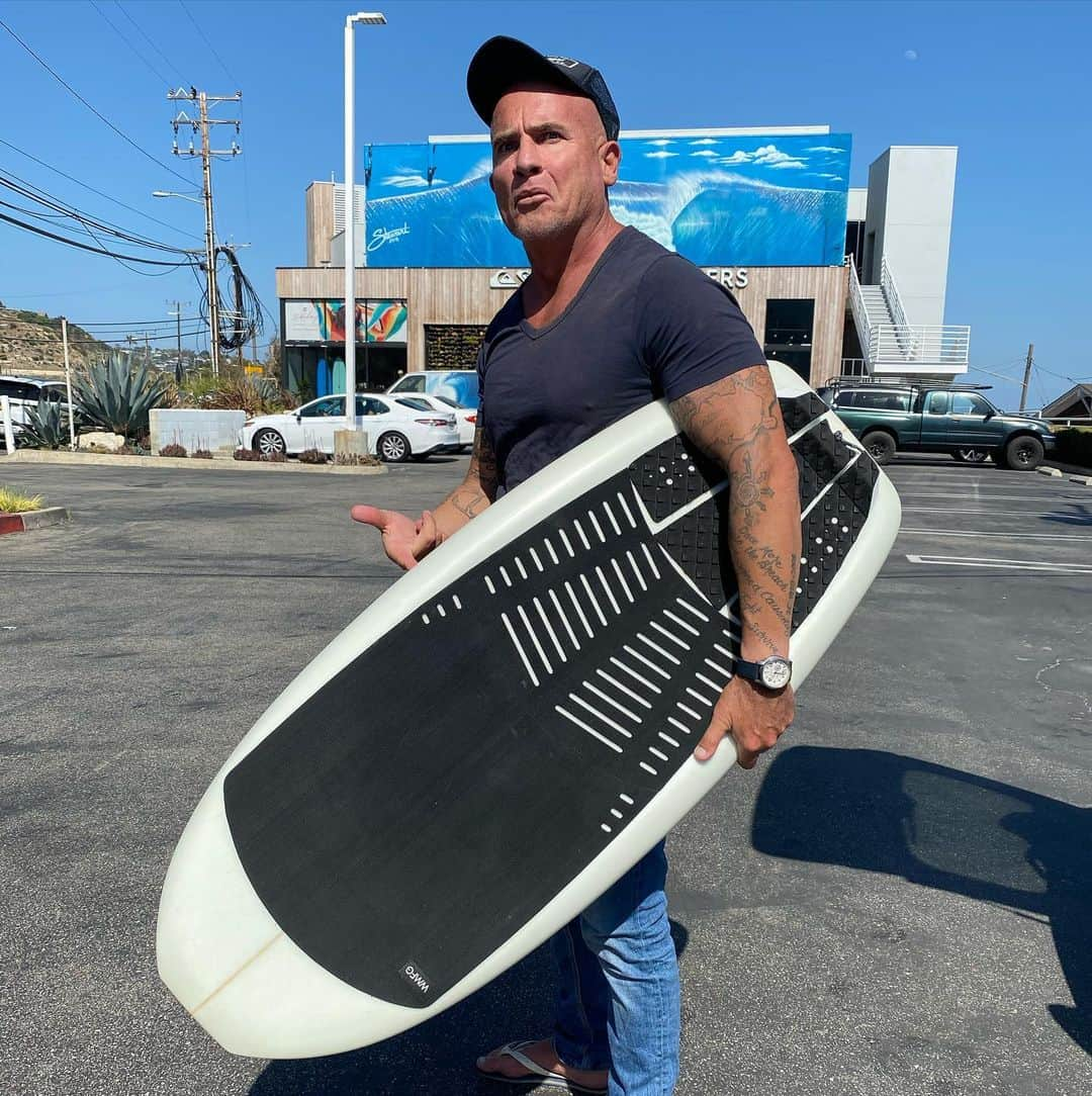 ドミニク・パーセルさんのインスタグラム写真 - (ドミニク・パーセルInstagram)「@jessefaen gave me a board to #surf on 🙄..... how in the hell am I going to stand up on this thing we’re not all jockeys. Where u get it #toysrus. Give him a follow I gave him a #slap 😂❤️」6月30日 8時09分 - dominicpurcell