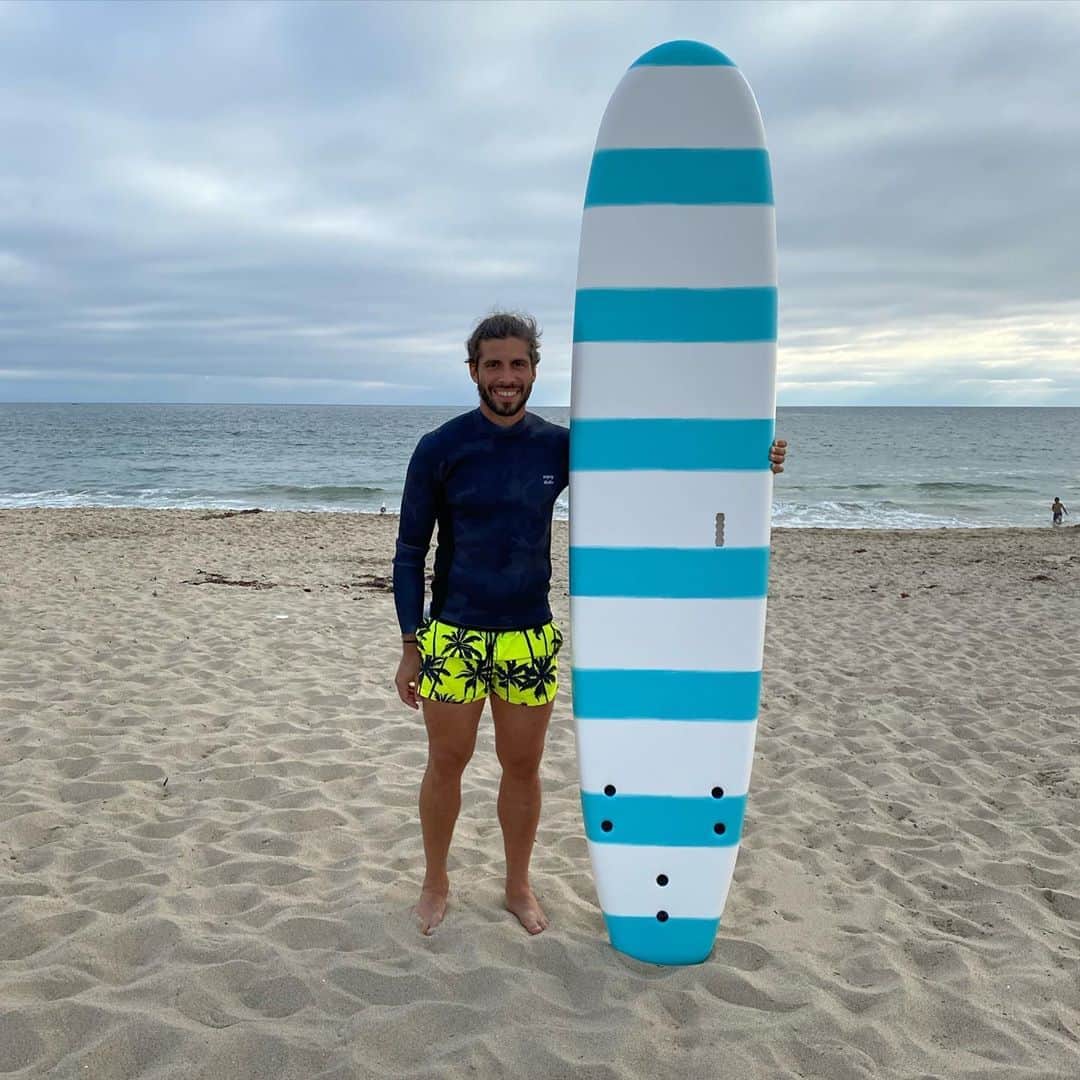 エミリアーノ・インスアのインスタグラム：「Surfing 🏄‍♂️ 🇦🇷 Modo LA 🤍💛💙 #California #LosAngeles」