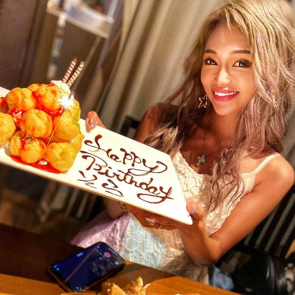 藤木そらさんのインスタグラム写真 - (藤木そらInstagram)「. .大好きなちょんちょん丸が誕生日祝いしてくれました～♥♪ . .めちゃくちゃ嬉しかったぁ😭✨普通にご飯食べながら語ってたら、サプライズでケーキがでてきたょ😳💯 . .安定の3人でおデート❤👼🏼❤️ @saki_souma とは歴史が長いから色んな思い出がいっぱいやぁ‪𓂃 𓈒𓏸◌‬ . .初めて #池袋サンシャイン60 に行ったんやけどめちゃくちゃよかったぁ🤓💕さきちょんこれからもよろしくね🙊💗💭 . . . . . . . . .#サプライズケーキ #誕生日ご飯 #親子旅遊 #子供のいる暮らし #サンシャイン展望台 #東京グルメ #池袋 #池袋カフェ #大好きな友達」6月30日 8時41分 - sorafujiki