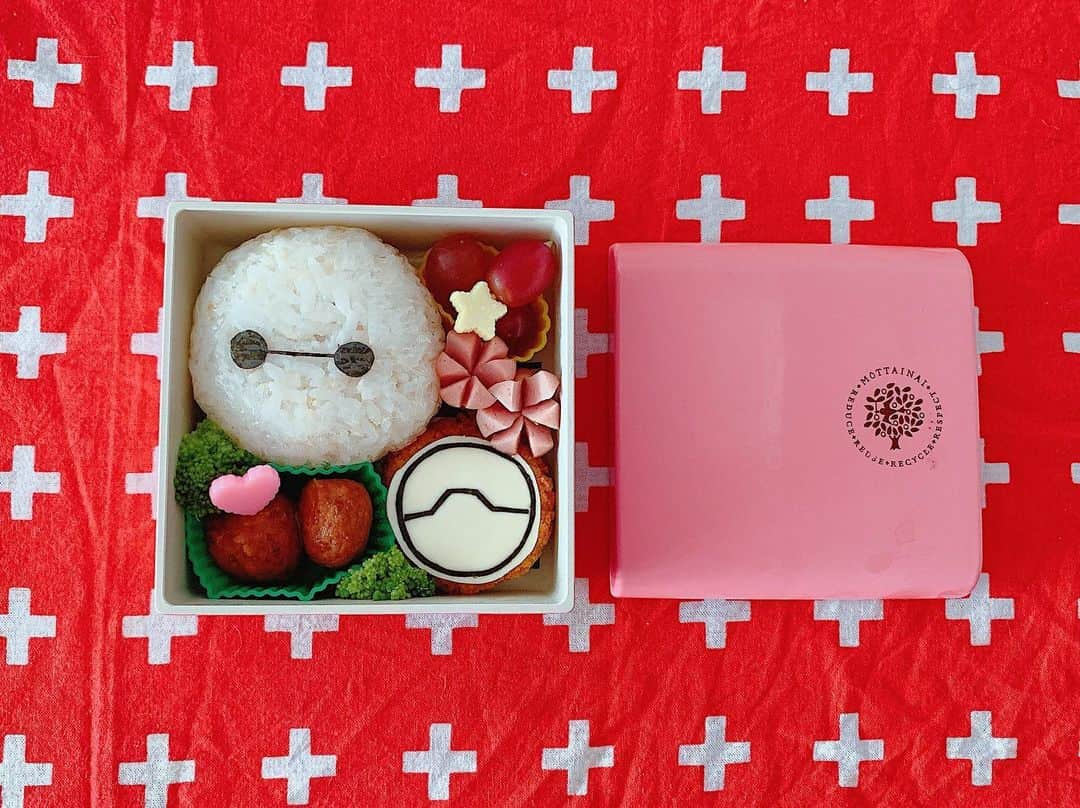kinaxのインスタグラム：「. good morning(๑′ᴗ‵๑)☀in Japan, and good afternoon, good evening, good night for world friends! . 今日は薄曇りだけど相変わらずじめっとするね☁️ . . 今日の #kinaxおべんと は #ベイマックス もうすでに白いキャラクターのネタ切れだよ！ . ちなみにむちこさん、ベイマックス大好きだけど 「べいまっすく」って言うよʕ •́؈•̀ ₎笑 まっすく、の方が言いにくそうだけど なかなか直らないよ😂 . . このお弁当箱、コンパクトな2段のもので むちこさんのお気に入りで、ご指名率が高いけど 1段の深さが浅くて、目測を誤って いつもおにぎりが潰れちゃうよ(´Д` ) . いい加減学習しないとね😂 . . みんなも水分補給して、素敵な1日を♡ . #kinaxfood #園児弁当 #もうすぐ夏休み #小学校はまだだけど #はやい 2020/06/30」