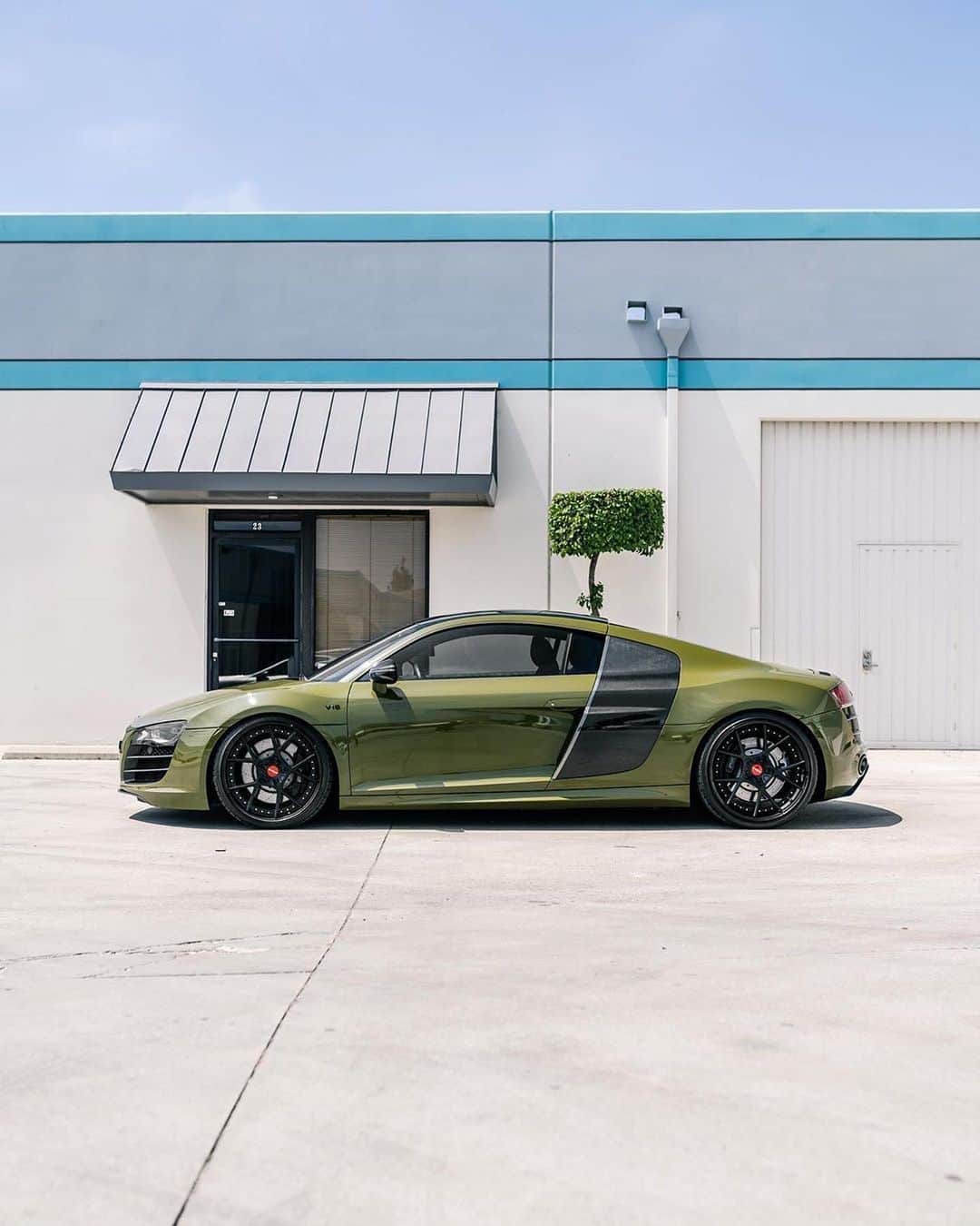 CARLiFESTYLEさんのインスタグラム写真 - (CARLiFESTYLEInstagram)「@inozetek Supergloss Army Green wrapped on this Audi R8 V10. thoughts? #carlifestyle Wrapped by @impressivewrap @inozetek」6月30日 8時45分 - carlifestyle