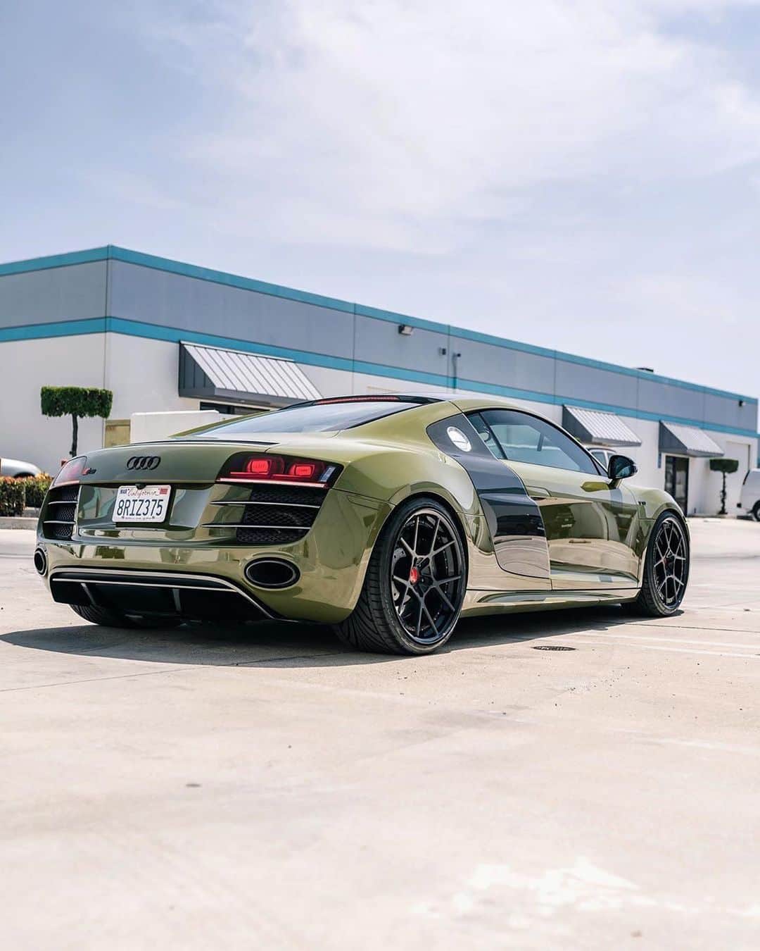 CARLiFESTYLEさんのインスタグラム写真 - (CARLiFESTYLEInstagram)「@inozetek Supergloss Army Green wrapped on this Audi R8 V10. thoughts? #carlifestyle Wrapped by @impressivewrap @inozetek」6月30日 8時45分 - carlifestyle