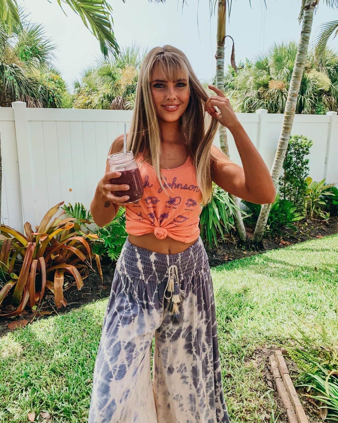 Emily Zeckさんのインスタグラム写真 - (Emily ZeckInstagram)「- I’ve been making some bomb smoothies lately. Do u want the recipe? Also, this shirt is from Jack Johnson’s concert in 2005. I used to wear it around the house as a kid and I thought it was the coolest thing ever.」6月30日 8時46分 - thatpineapplegirl
