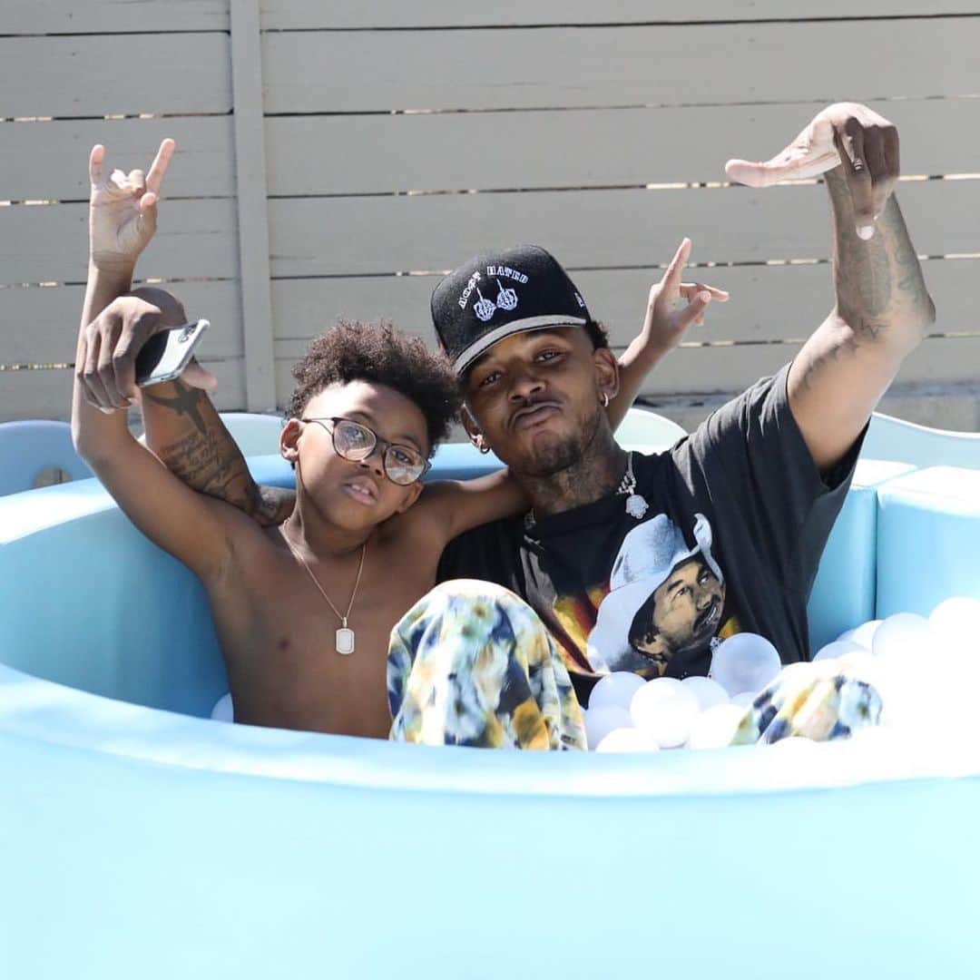 ニック・ヤングのインスタグラム：「Bad Boyz ForLife my right hand @lilswaggy1 #BroDad #Cool8YrOld NAME A BETTER DUO LOL」