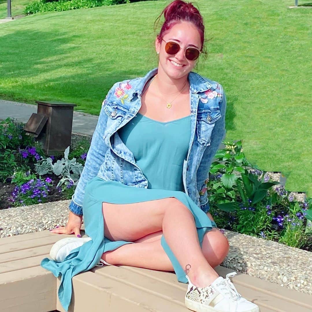 ケイトリン・オズモンドのインスタグラム：「Just living my best sun life! • • • #vitamind #summersun #aerie #desigual #baileynelson」