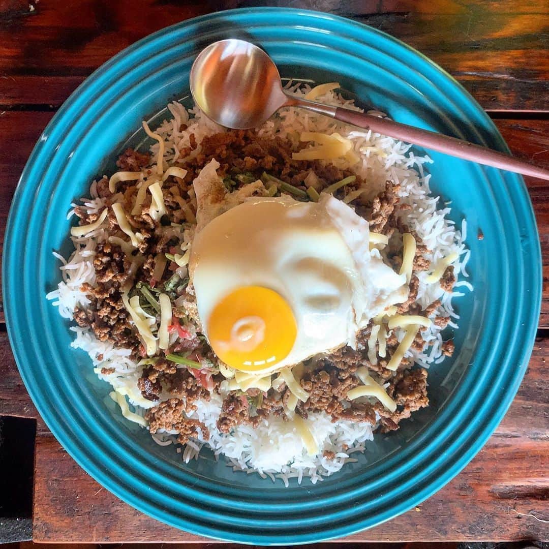 のインスタグラム：「インドのバスマティライスにサルサやらなんやら載せた、みちょ食堂さんのタコライス。 ダイバーシティというかグローバルというかごちゃ混ぜというかw なにはともあれ美味しかったのよ。 あざーす♪ #イケウチ家の食卓 #みちょ食堂」