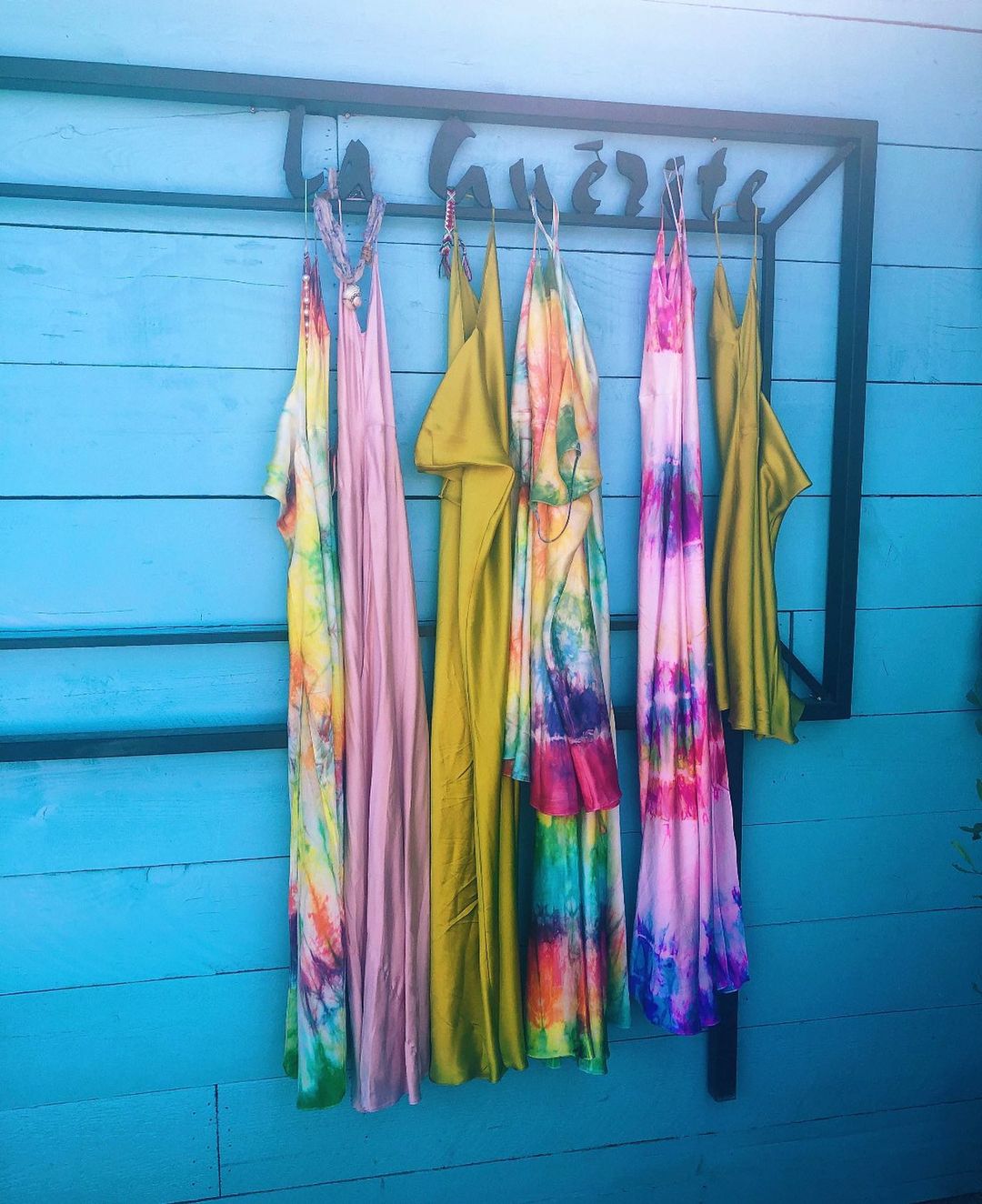 ダニジョーのインスタグラム：「Take it easy, HANG OUT 🌈」