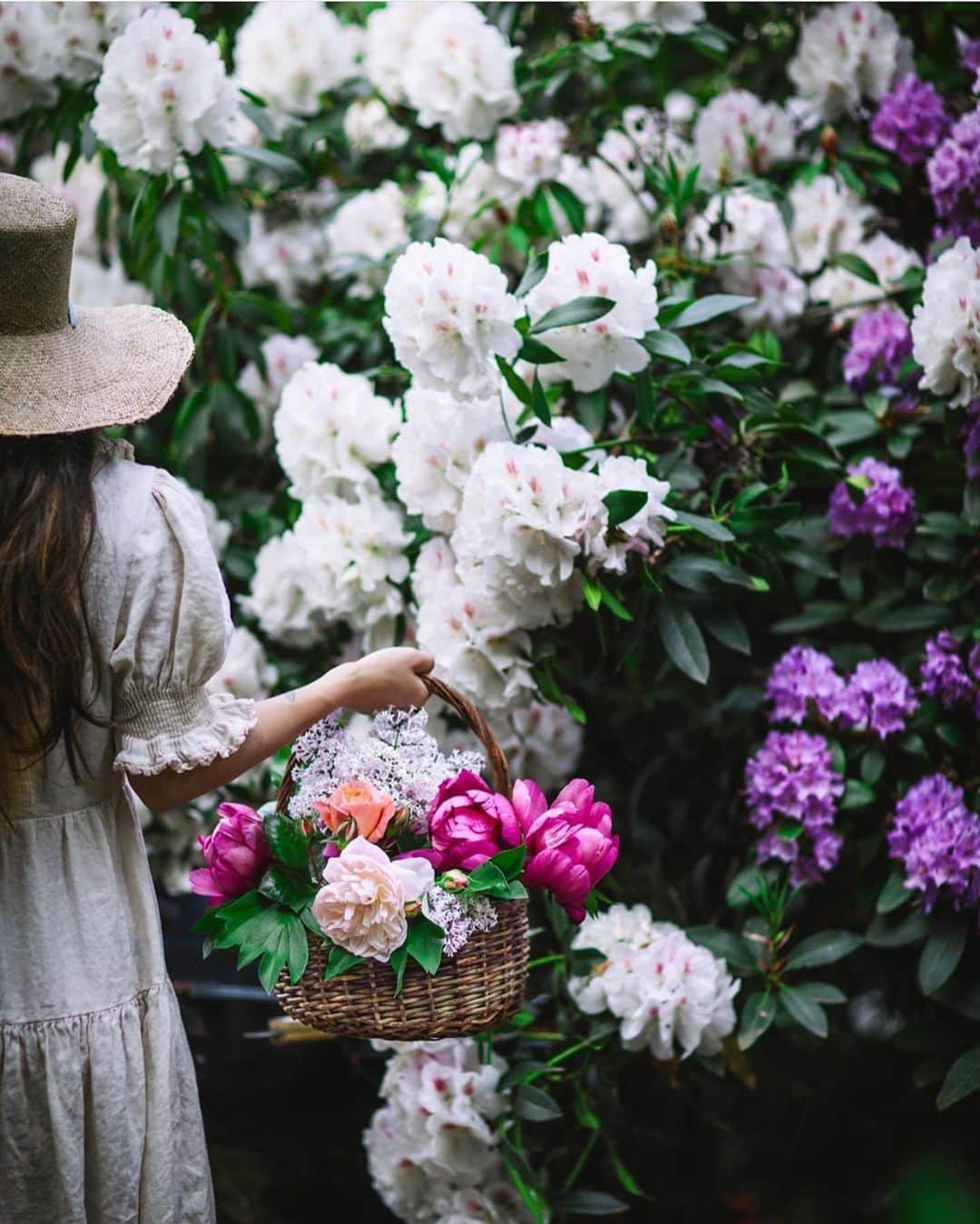 FOLKのインスタグラム：「When I started preparing our Slow Living issue the very first person I thought of was @evakosmasflores. Every time I see the issue I am so excited and honored that she is a part of the issue. The photo is not from the issue, but the following preview is. If you haven’t ordered a copy of the issue yet I would do so ASAP. The third and final printing will be this week. Link to order in profile.」