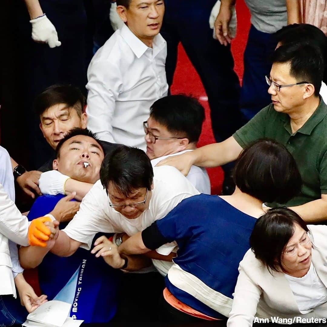 ABC Newsさんのインスタグラム写真 - (ABC NewsInstagram)「Taiwanese lawmakers scuffle inside parliament after opposition party lawmakers attempted to take over the platform in an attempt to block passing of President Tsai's nomination of former Kaohsiung mayor Chen Chu as president of the government agency in charge of auditing impeachment, accusing Tsai of nepotism. #taiwan #parliament #politics」6月30日 9時01分 - abcnews