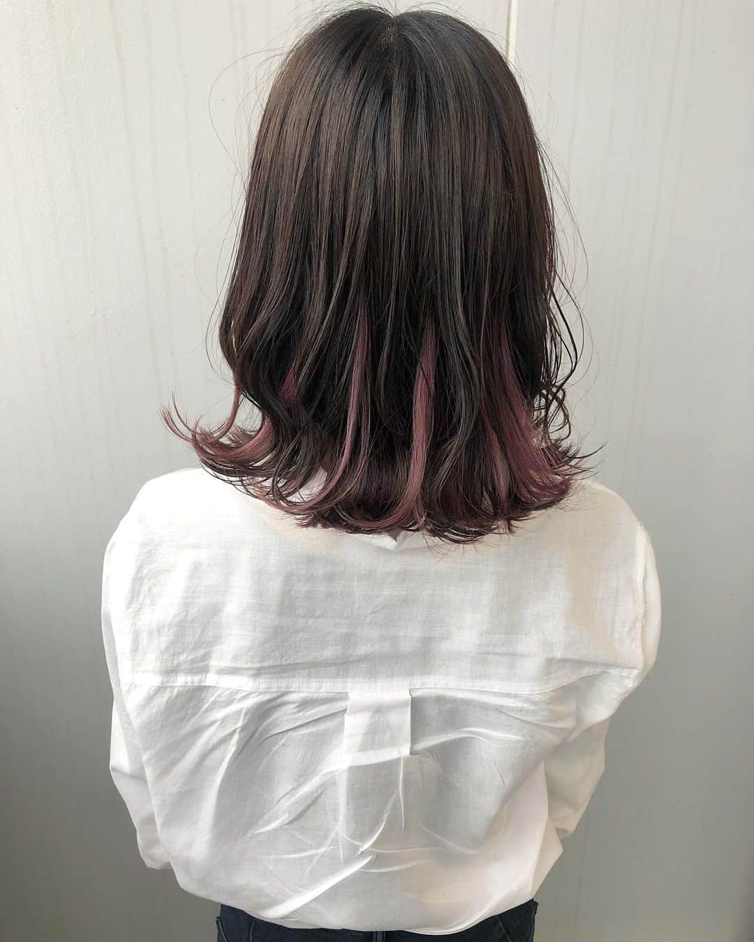 武原 大知 ヘアアレンジのインスタグラム：「#インナーカラー . #ピンクバイオレット . #チラ見せ . . #ヘアアレンジ#ヘアセット#hair#hairset#hairarrange#hairstyle#ヘアアレンジ簡単#札幌美容室#アドミオカラー#ファッション#札幌#ヘアアレンジやり方#ヘアアレンジ解説#簡単ヘアアレンジ#ウェディング#데일리룩#스타일링#일본#헤어스타일#发型#サロンモデル#撮影#結婚式アレンジ#locari#ロカリヘアアレンジ」