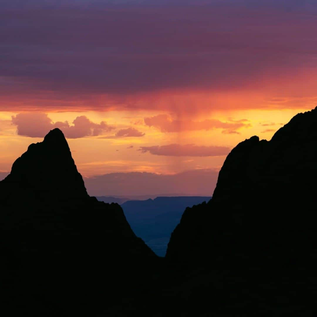 アメリカ内務省さんのインスタグラム写真 - (アメリカ内務省Instagram)「Cradled in a sweeping turn of the Rio Grande, Big Bend National Park in Texas is famous for its natural beauty and rich cultural history. It's a world of species diversity from the meandering river corridor that sidles across the desert floor to the sky island ridge tops that reach for the stars. It's a place where you can still hear the whispers of Native Americans, pioneers, ranchers and miners. With recreation access expanded and all roads open, visitors can enjoy this special park under sunrises, sunsets, sunny days and starry nights. Photo by National Park Service. #UsInterior #FindYourPark #RecreateResponsibly #GreatOutdoorsMonth」6月30日 9時05分 - usinterior