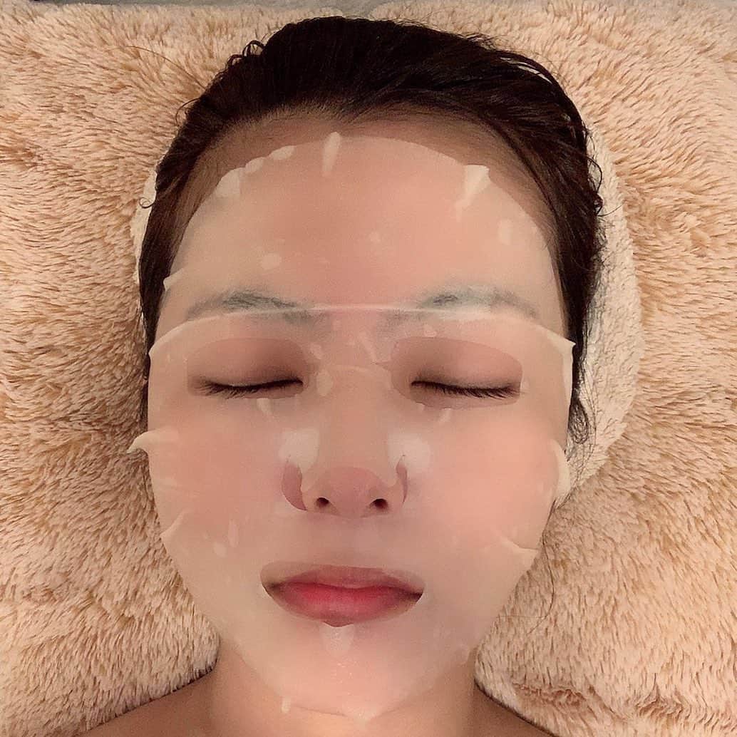 松尾幸実さんのインスタグラム写真 - (松尾幸実Instagram)「今日のパック  JM solution ウォーター SOS アンプル リンガー アミノ マスク ブラック  名前が長い。下部分のオイルをマスクに混ぜて使うタイプ。肌に油分が足りないかもという時、メイク前に使うと化粧ノリが良くなる🙆🏻‍♀️オイルがサラサラなのでペトペトした不快感がない  #パック #フェイスパック」6月30日 9時16分 - yukimi.m_official