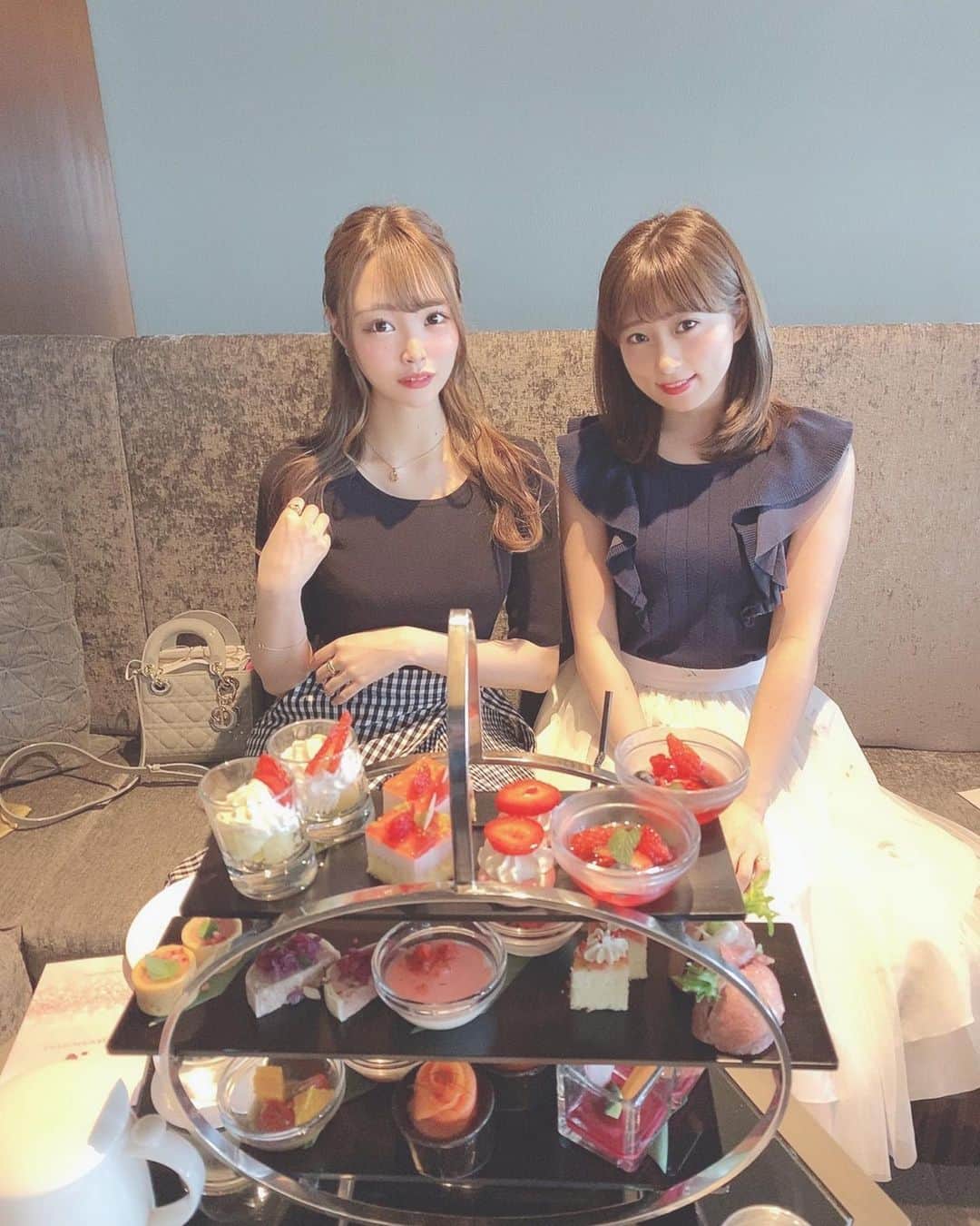 鳥海絢菜のインスタグラム：「・ もうすぐ終わっちゃうからいちご🍓堪能してきた〜 ・ ・ たまにはアフタヌーンティーって女の子らしいこともしてみた🐣 ・ #アフタヌーンティー  #いちご #女の子 #snidel #dior #miumiu #afternoontea #strawberry」