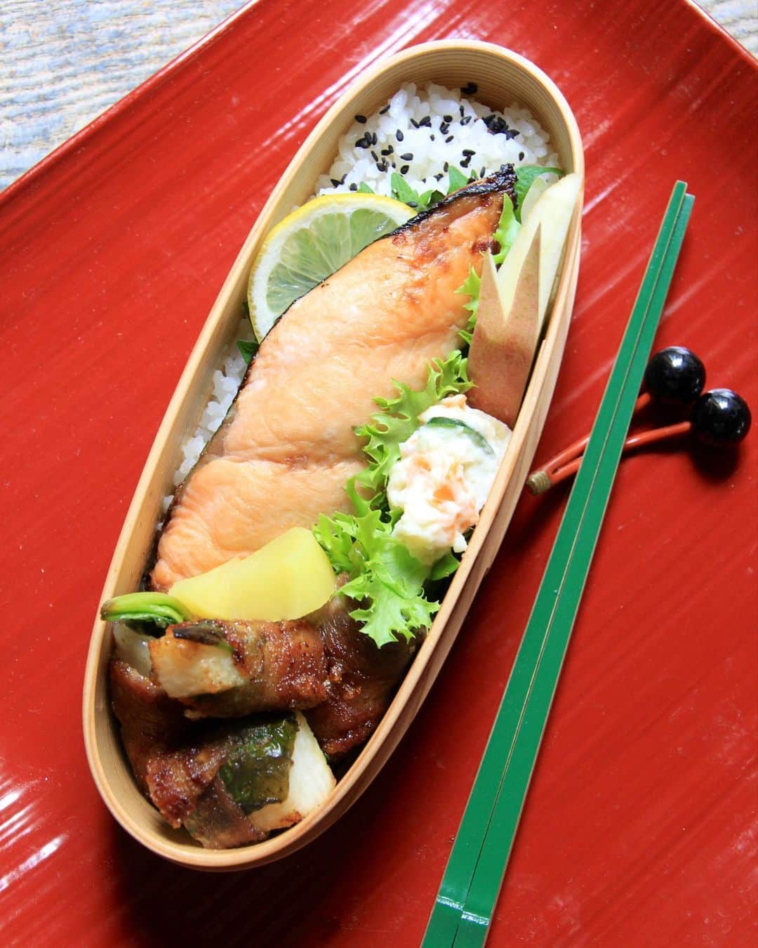 Sayaka.Mさんのインスタグラム写真 - (Sayaka.MInstagram)「. Good morning igfrends  Today’s lunch #obento  #japanesefood . . おはよう御座います 今日のお弁当🍱 ありもので凌いだ日🤣 . •長芋とほうれん草の豚肉巻き •鮭の粕漬け •ポテサラ •りんご •たくわん . . 長芋がシャキシャキで美味しい . 明日から @ichimarushoten で作家さんの器が当たるチャンスもある、おうちごはんキャンペーンが リポストするだけの、簡単に参加できるものもありますので、ぜひチェックしてみてくださいね❤️ . . お弁当箱を含め、掲載のものは #楽天roomに載せてます リンクはプロフィール下に . YouTubeは 👉sayaka hokkaido channel プロフィール下のリンクより📺 . =============== 私のお弁当の記録は My lunch records. 我的便当记录 제 도시락의 기록 ↓↓↓ #sayaka弁当 =============== . #お弁当 #かって北海道 #北海道産 #オベンタグラム #derimia #フーディーテーブル #おうちごはん #おうちごはんlover #おうち時間 #旦那弁当 #自分弁当 #お弁当作り楽しもう部 #お弁当記録 #お昼が楽しみになるお弁当 #わっぱ弁当 #豚肉巻き #shimoodesign #テーブルコーディネート #札幌ママ #マカロニメイト #ご飯でエールを #locari #instafood #世界へエールを #みんなの暮らし日記online #すき焼き」6月30日 9時13分 - insta.sayaka