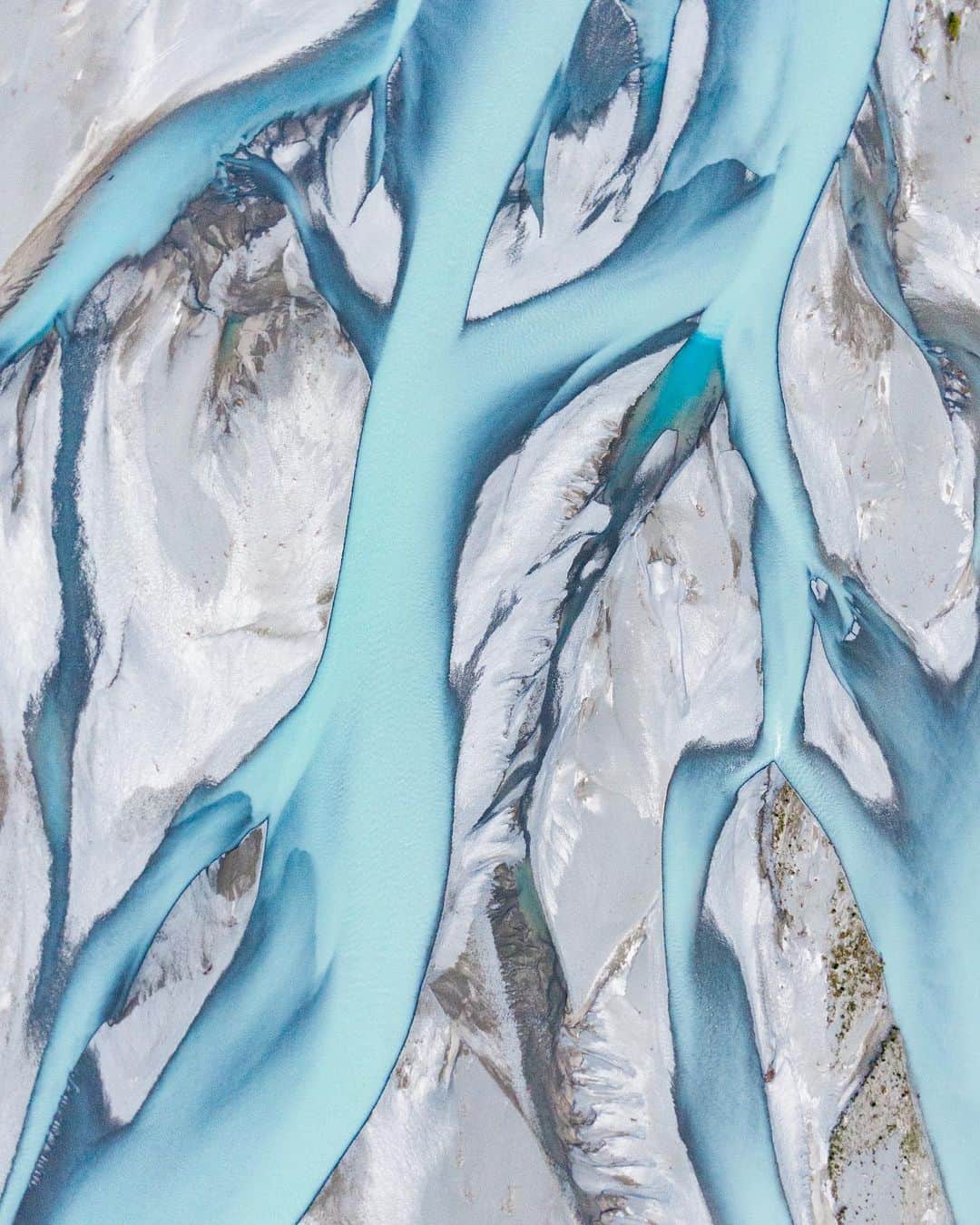 Travis Burkeのインスタグラム：「Abstracts from New Zealand.  I wanted to share something a little different today. Usually my images capture a grand landscape with a small human element but through this trip I’ve had fun searching for a different kind of beauty.  Using everything from an iPhone, drone, a macro lens, and telephoto lens– it’s less about the tools or locations and more about just seeing things from a new perspective. I hope you enjoy!  Check out the last slide for a behind the scenes video 🤓😂」