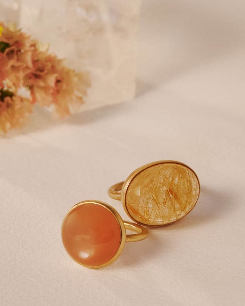 MARIHA Official Instagramさんのインスタグラム写真 - (MARIHA Official InstagramInstagram)「. Ring l Earth Drops Orange Moonstone, Gold Rutilated Quartz  デザイナーMarie Weston自らが、ひとつひとつ吟味して選び抜いた石をジュエリーに仕上げた「Earth Drops」。自然の恵みが生んだ神秘的な個性を放つ天然石ジュエリーとの出会いはまさに一期一会です。  #mariha #jewelry #earthdrops #goldrutilatedquartz #orangemoonstone #gemstones #マリハ #ジュエリー #ゴールドルチル #リング #天然石 #天然石リング #mariha伊勢丹新宿店　#mariha阪急うめだ本店 #誕生石 #6月生まれ」6月30日 9時20分 - mariha_official