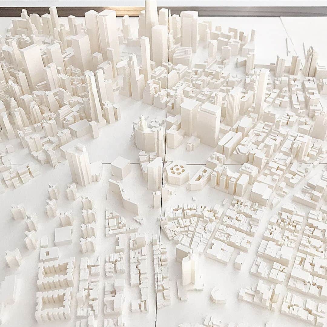 Michikoさんのインスタグラム写真 - (MichikoInstagram)「_______ WHITE ART🤍✔️ . 昔から世界地図とか、そのミニチュアものに弱いからか これにも心を射抜かれた。 . 1/5,000の縮尺で表現された NYC(ダウンタウン)の街並みです。 . 大好きなホワイト一色ってところもツボ。 TOKYOも作ってほしいなー。おもしろそう。 . . #newyorkcity #chiselandmouse  .」6月30日 9時28分 - michiko.jp
