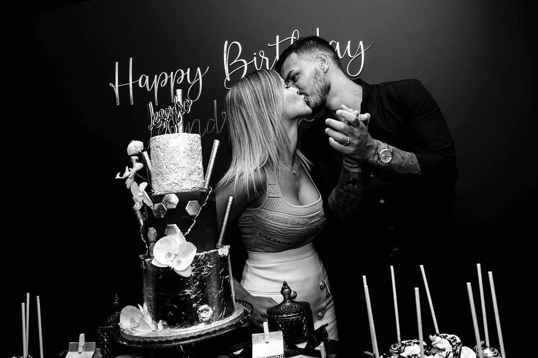 レアンドロ・ダニエル・パレデスのインスタグラム：「Termina mi cumpleaños y solo puedo decir gracias y gracias a todos por el amor y el cariño que me hicieron sentir sea cerca o a la distancia 🎉❤️ familia , amigos y a toda la gente que se tomo un tiempo para saludarme.  Un beso grande para todos ❤️❤️ @ccamilagalantee  gracias por todo mi amor te amo ❤️」