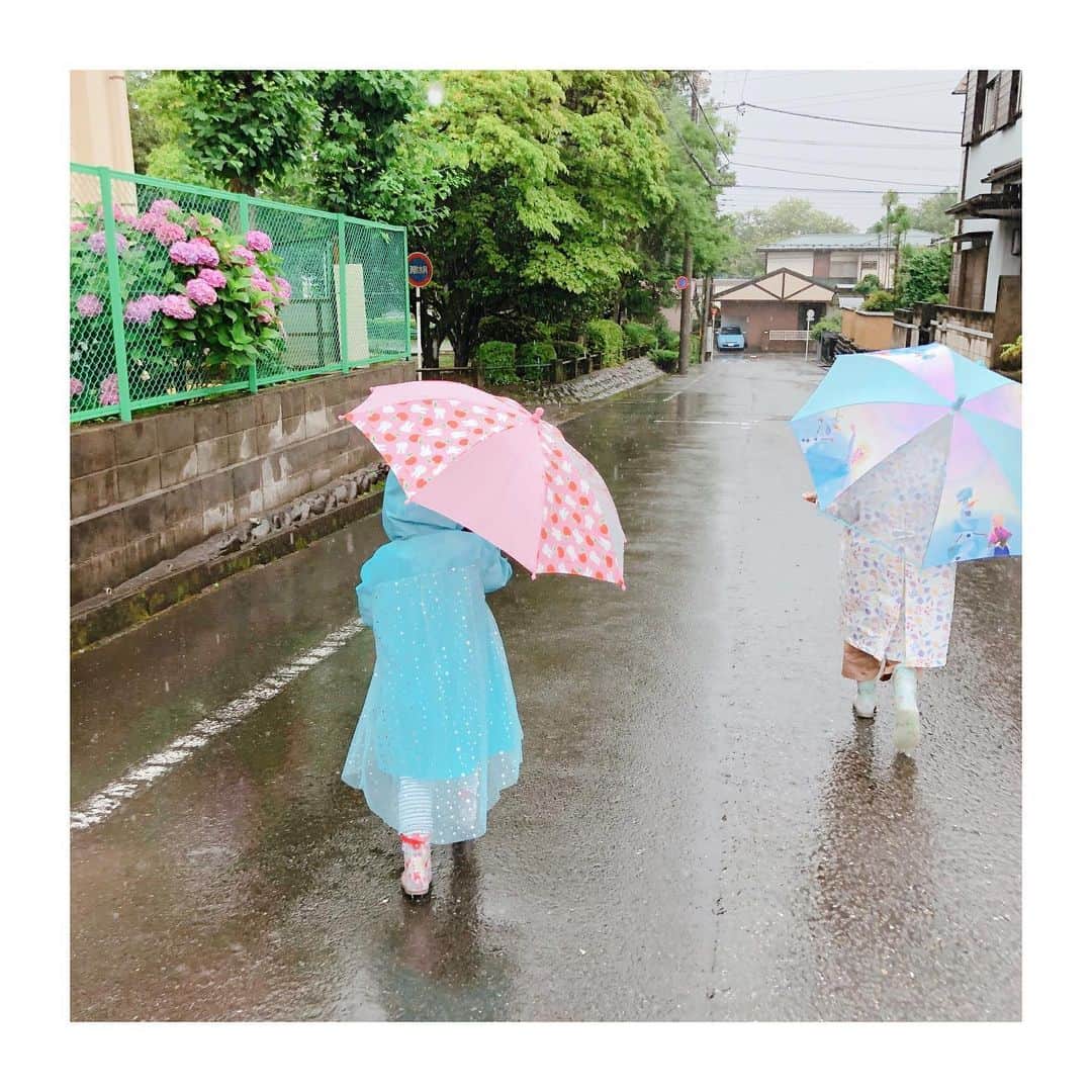 Megumiのインスタグラム：「#雨　#梅雨　#6月  お気に入りのカッパや傘で☂️✨」