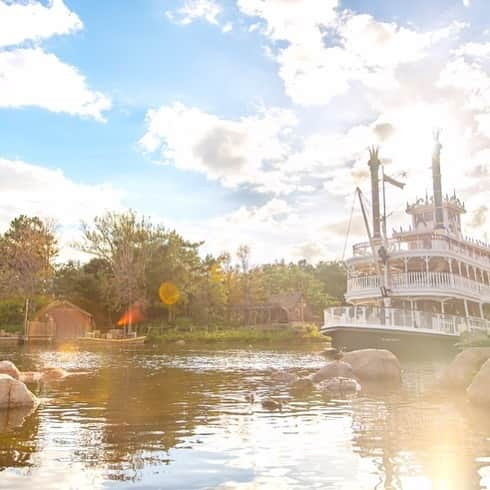 東京ディズニーリゾートさんのインスタグラム写真 - (東京ディズニーリゾートInstagram)「What a lovely way to start the day! アメリカ河で優雅な船旅を・・・✨ #marktwainriverboat #marktwain #riversofamerica #westernland #tokyodisneyland #tokyodisneyresort #morningsun #蒸気船マークトウェイン号 #マークトウェイン号 #アメリカ河 #ウエスタンランド #東京ディズニーランド #東京ディズニーリゾート #朝日」6月30日 9時43分 - tokyodisneyresort_official